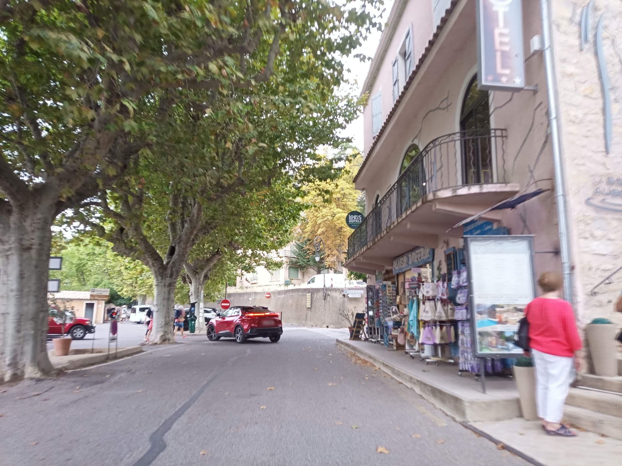 Street view near Hôtel La Bonne Auberge, Riez — © connermacleod69 (CC BY-SA · Mapillary)