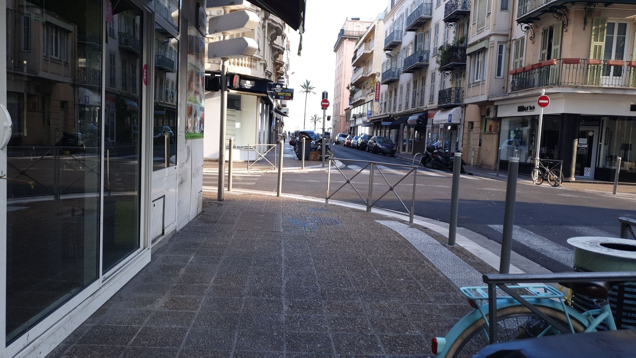 Street view near Hôtel de la Fontaine, Rue de France — © flox (CC BY-SA · Mapillary)