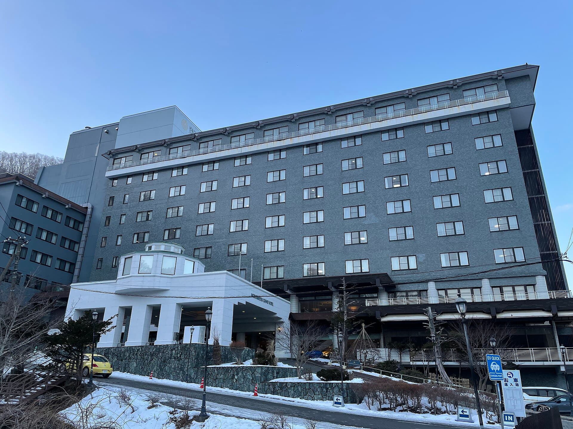 登別グランドホテル (Noboribetsu Grand Hotel) (via Wikimedia Commons, CC0)