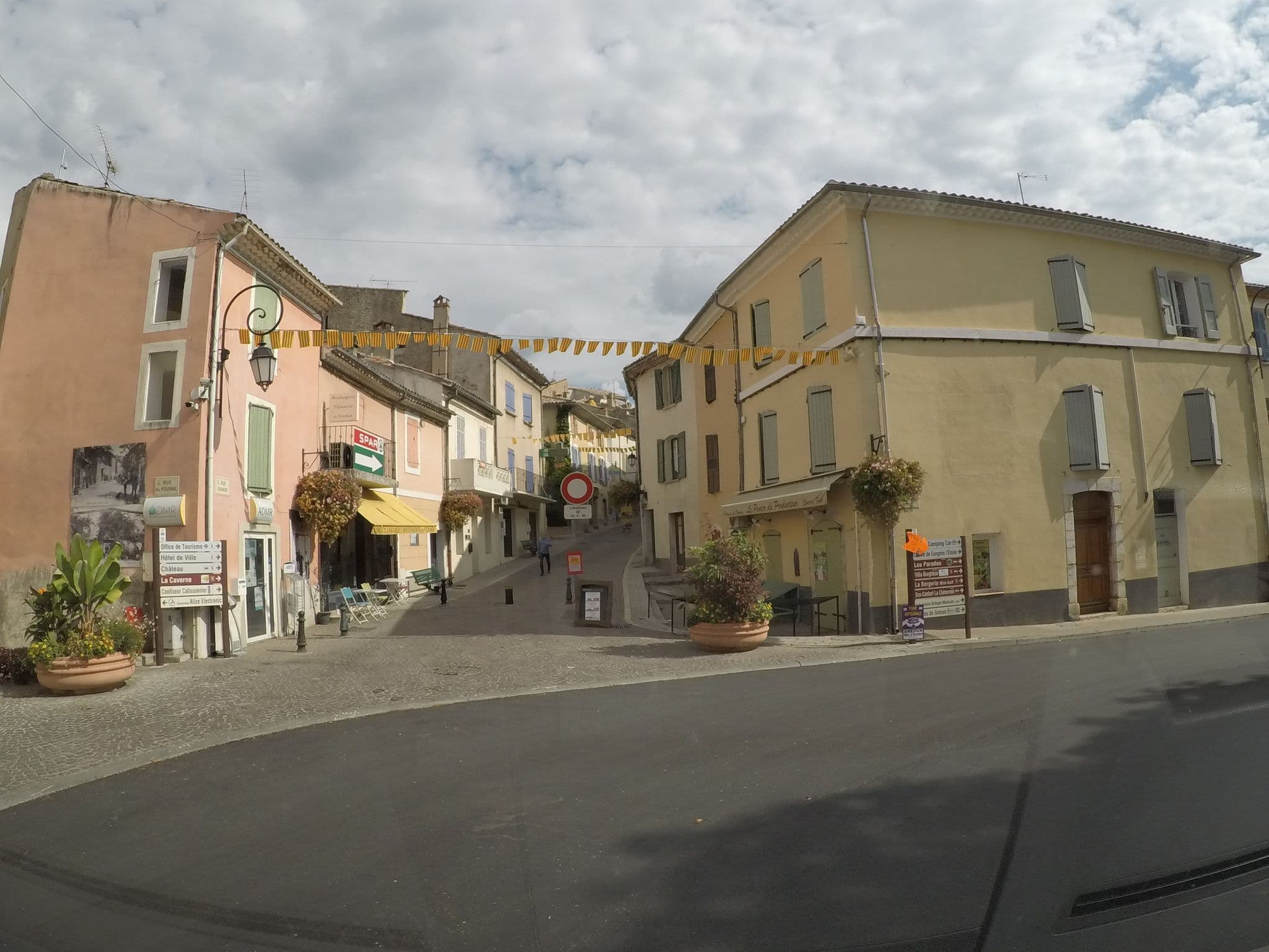 Street view near Hôtel Les Alpes, Gréoux-les-Bains — © yaron (CC BY-SA · Mapillary)