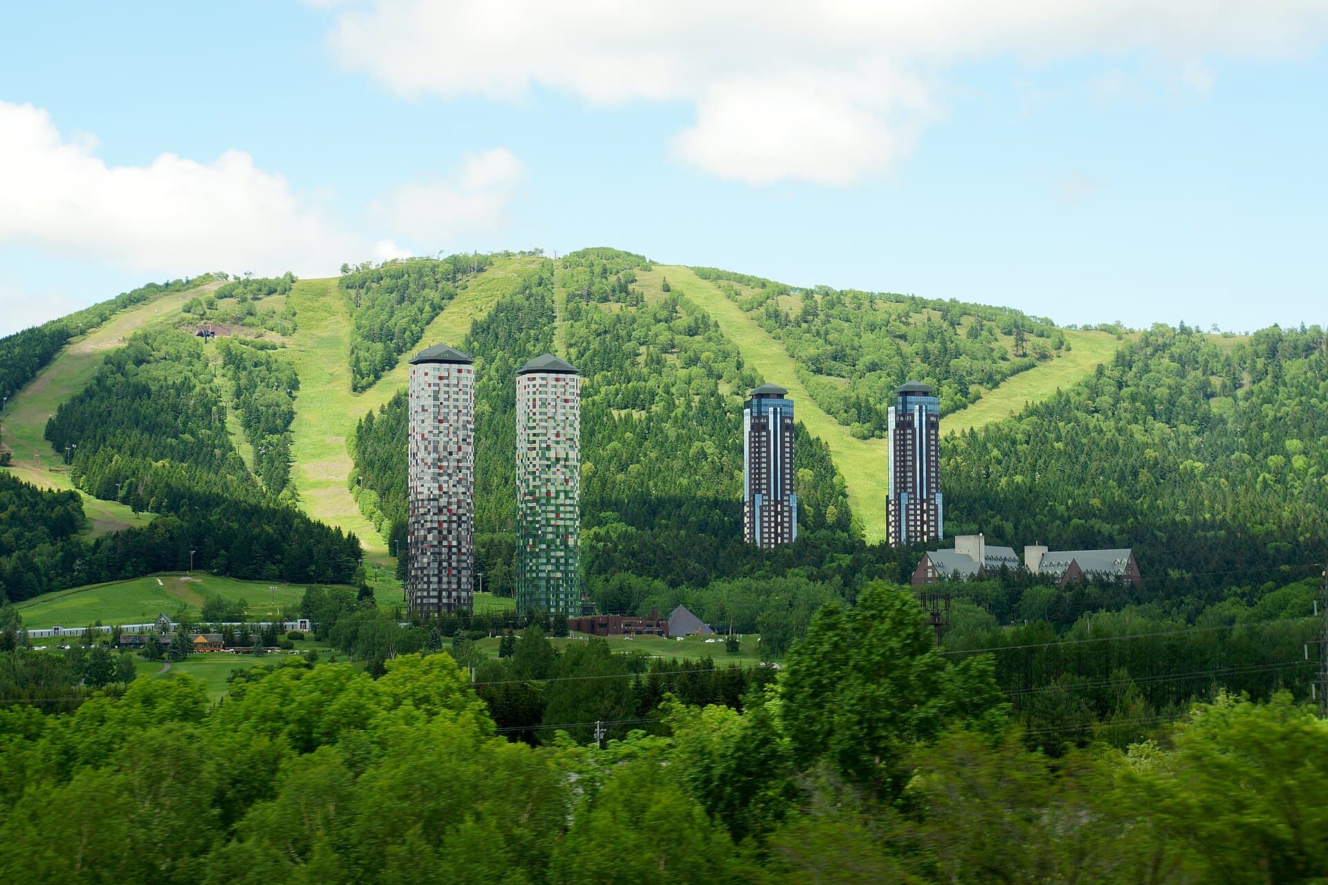 星野リゾート トマム (Hoshino Resort TOMAMU) (via Wikimedia Commons, CC BY 2.0)