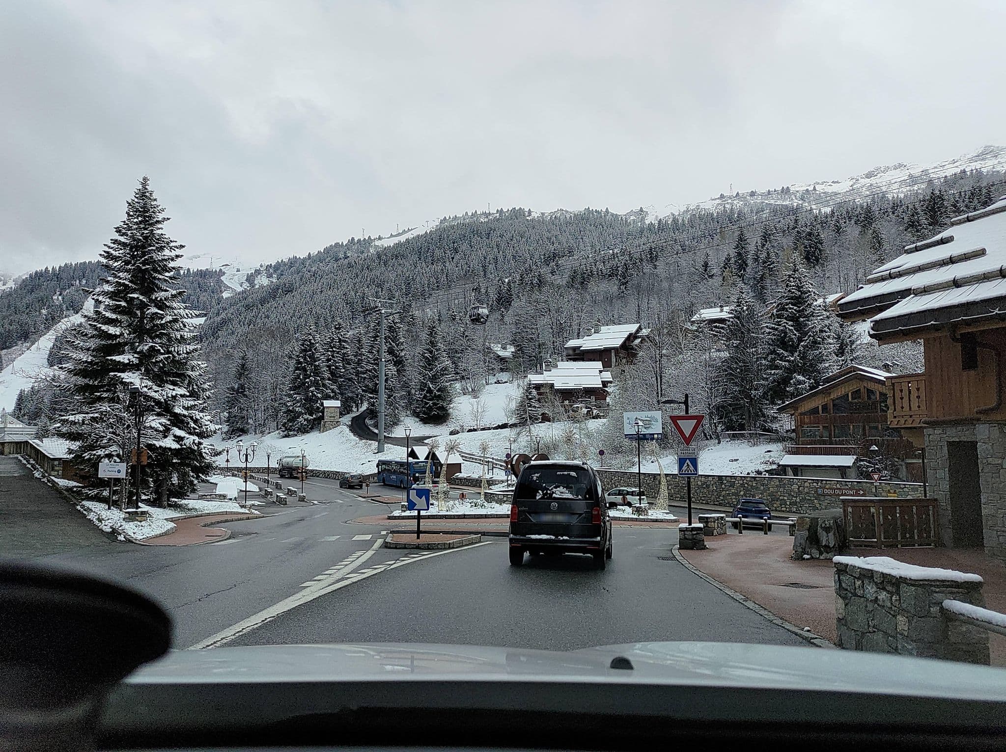 Street view near Les Ravines, Méribel — © MatthieuF4FNE (CC BY-SA · Mapillary)