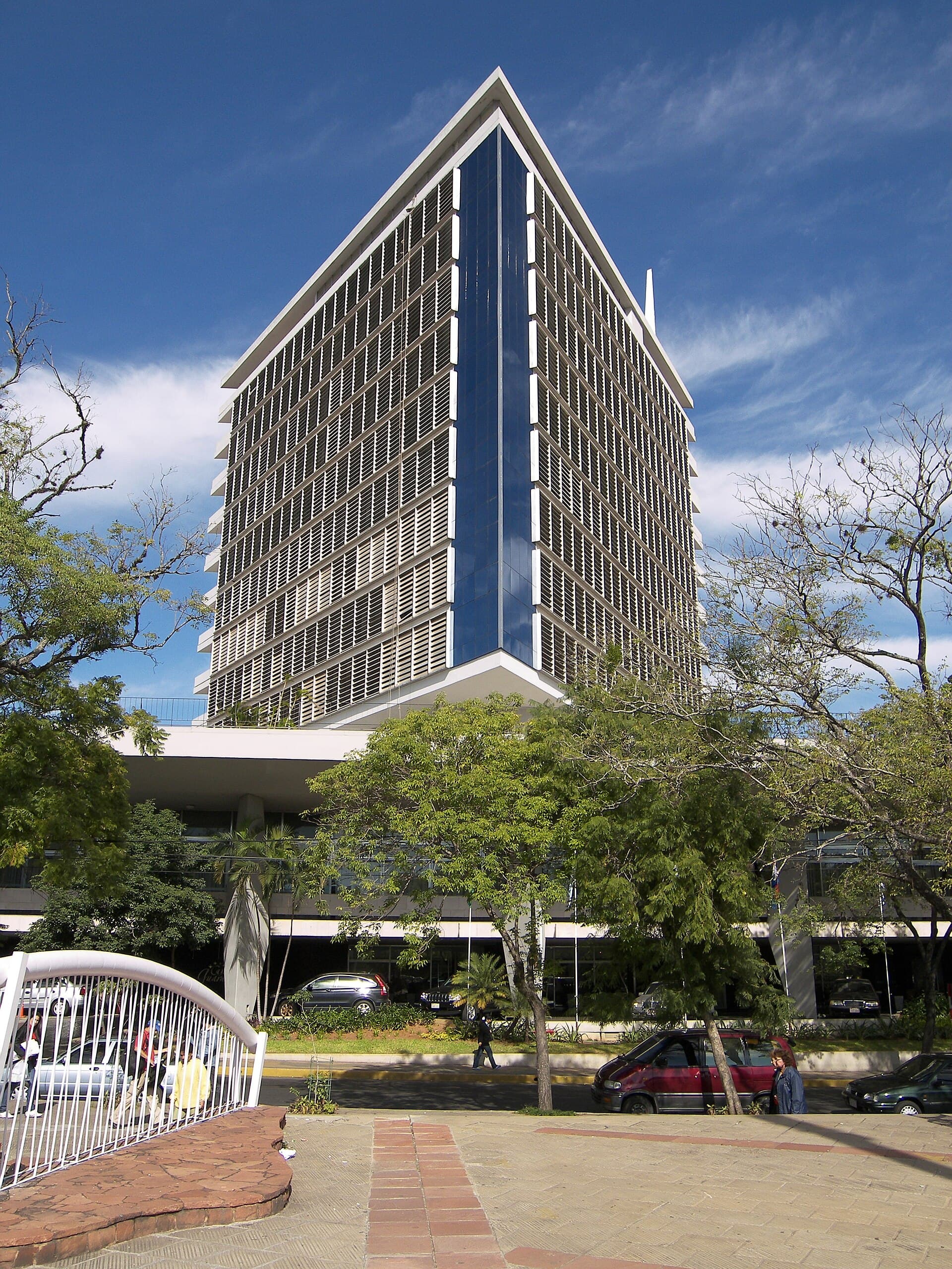 Hotel Guaraní (via Wikimedia Commons, CC BY-SA 3.0)