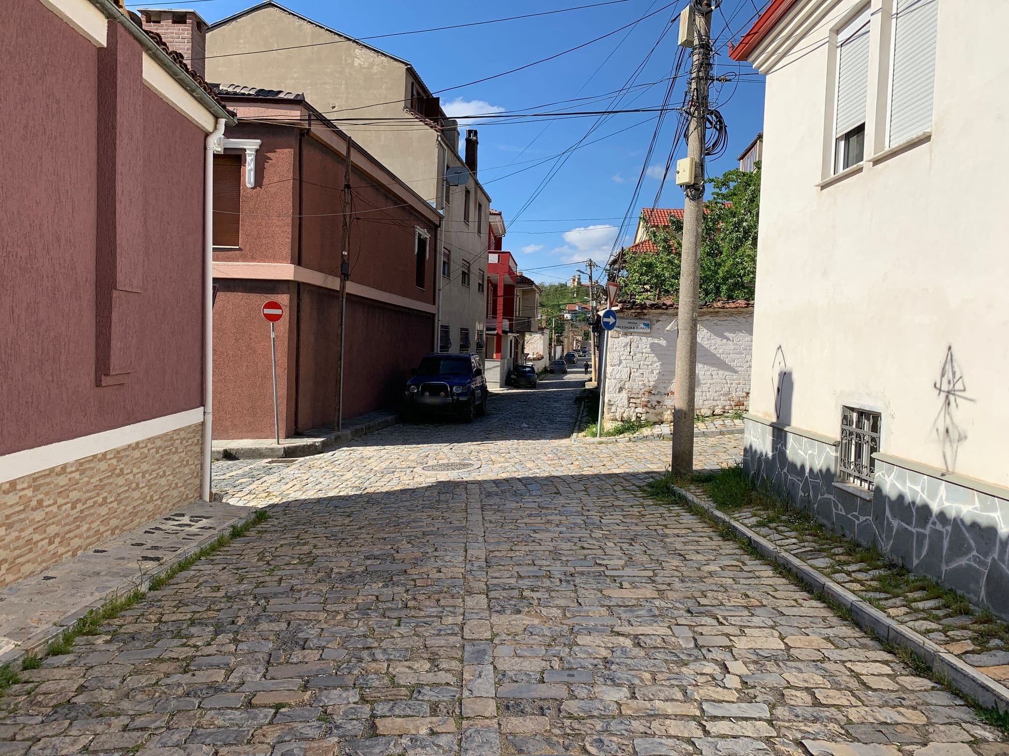 Street view near Bujitina Sidheri, Korçë — © vrinek (CC BY-SA · Mapillary)
