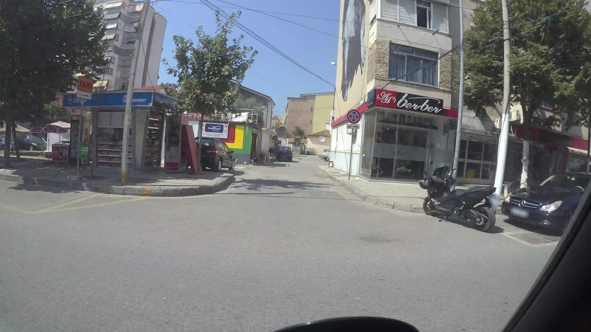 Street view near Oakland Hostel, Tirana — © kaart_3 (CC BY-SA · Mapillary)