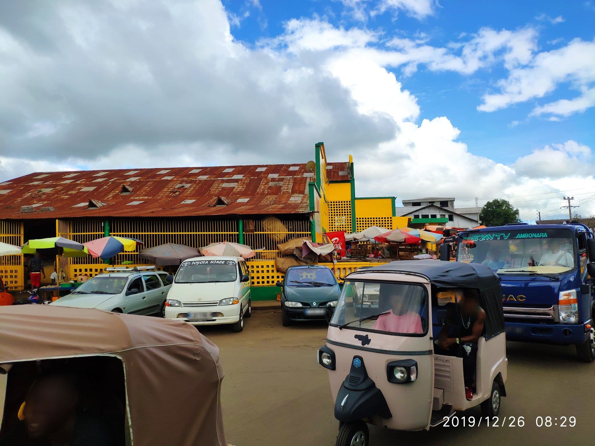 Street view near Hotel Bellevue, Hell-Ville — © km2bp (CC BY-SA · Mapillary)