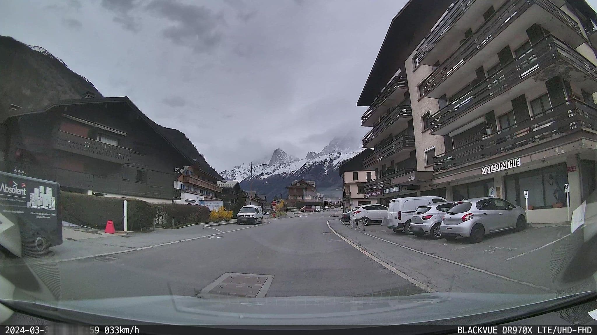 Street view near Le Saint-Antoine, Les Houches — © ordinatous (CC BY-SA · Mapillary)