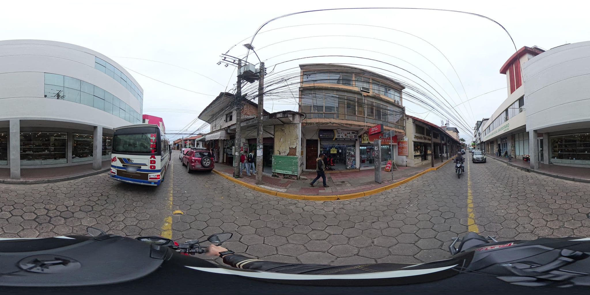 Street view near House Inn Apart Hotel, Santa Cruz de la Sierra — © Wakamolee (CC BY-SA · Mapillary)