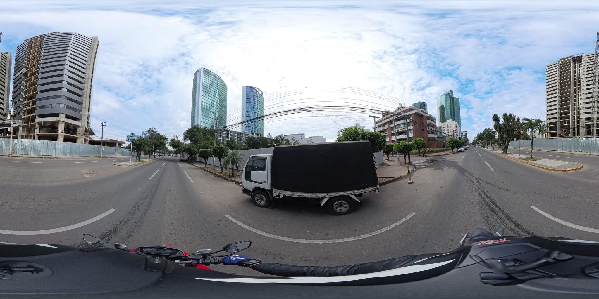 Street view near Hotel Royal Lodge, Santa Cruz de la Sierra — © Wakamolee (CC BY-SA · Mapillary)