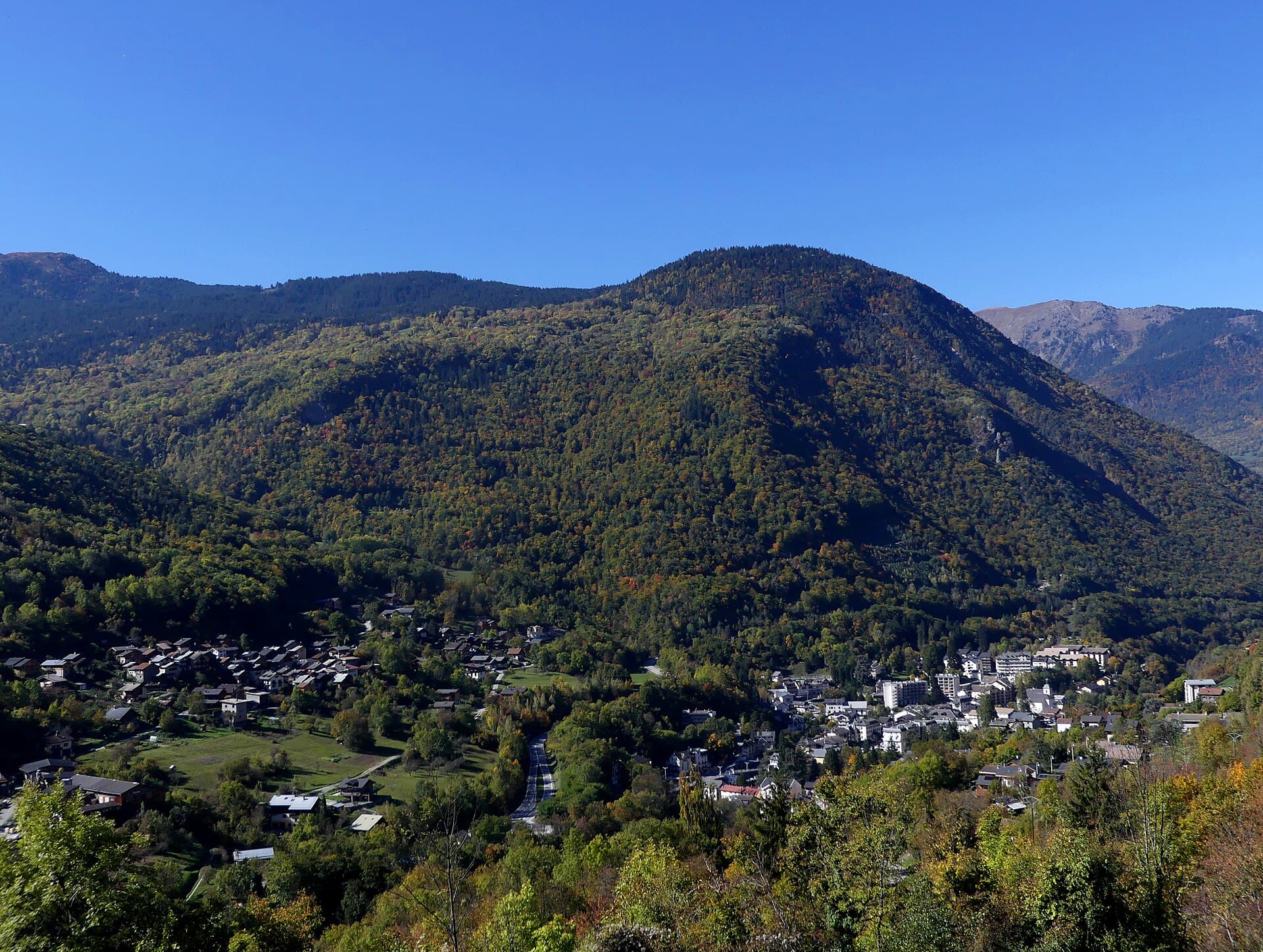 HI Brides-les-Bains – Les 3 Vallées. (via Wikimedia Commons, CC BY-SA 4.0)