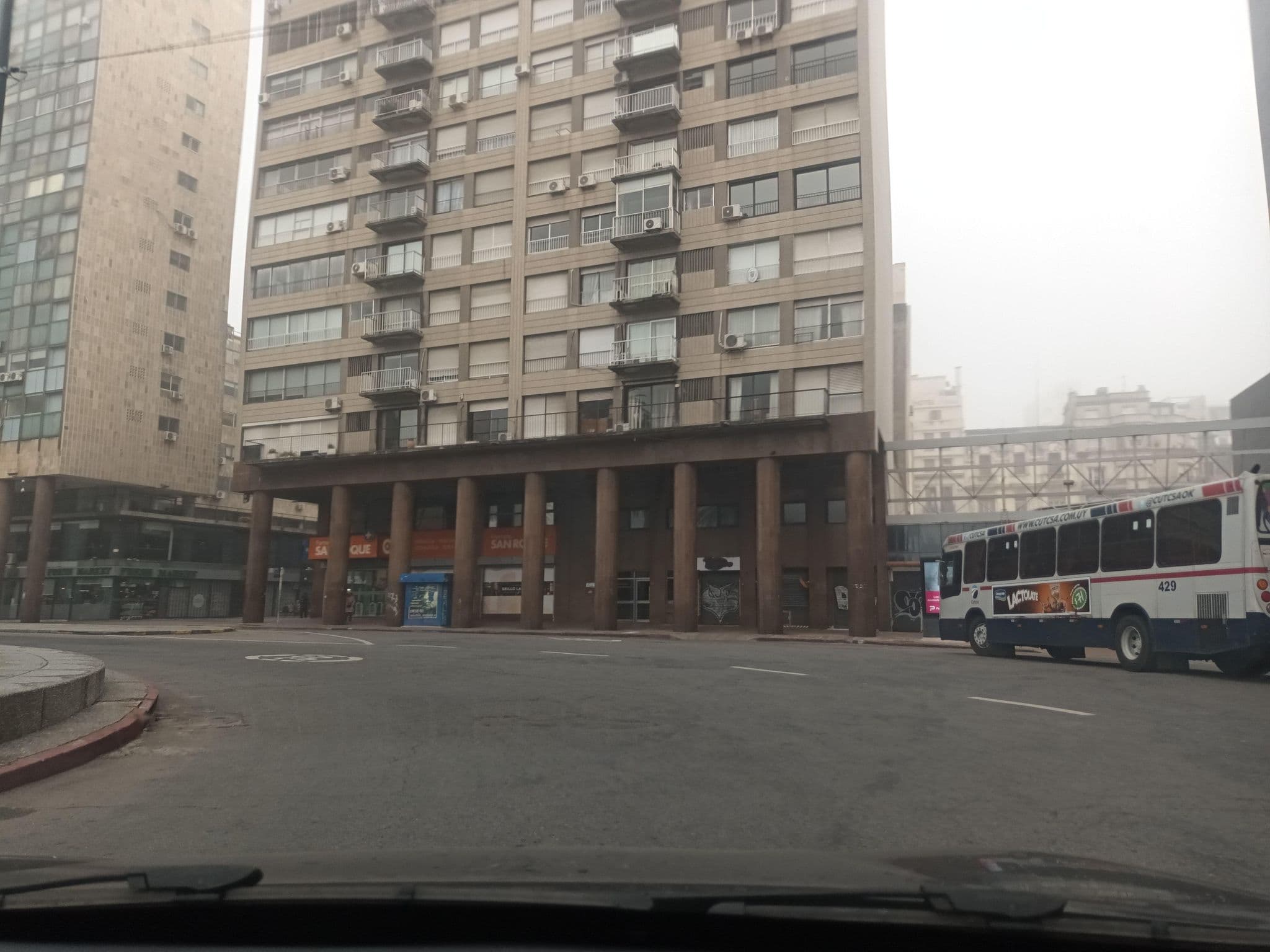 Street view near Che Lagarto Hostel Montevideo, Montevideo — © CSI (CC BY-SA · Mapillary)