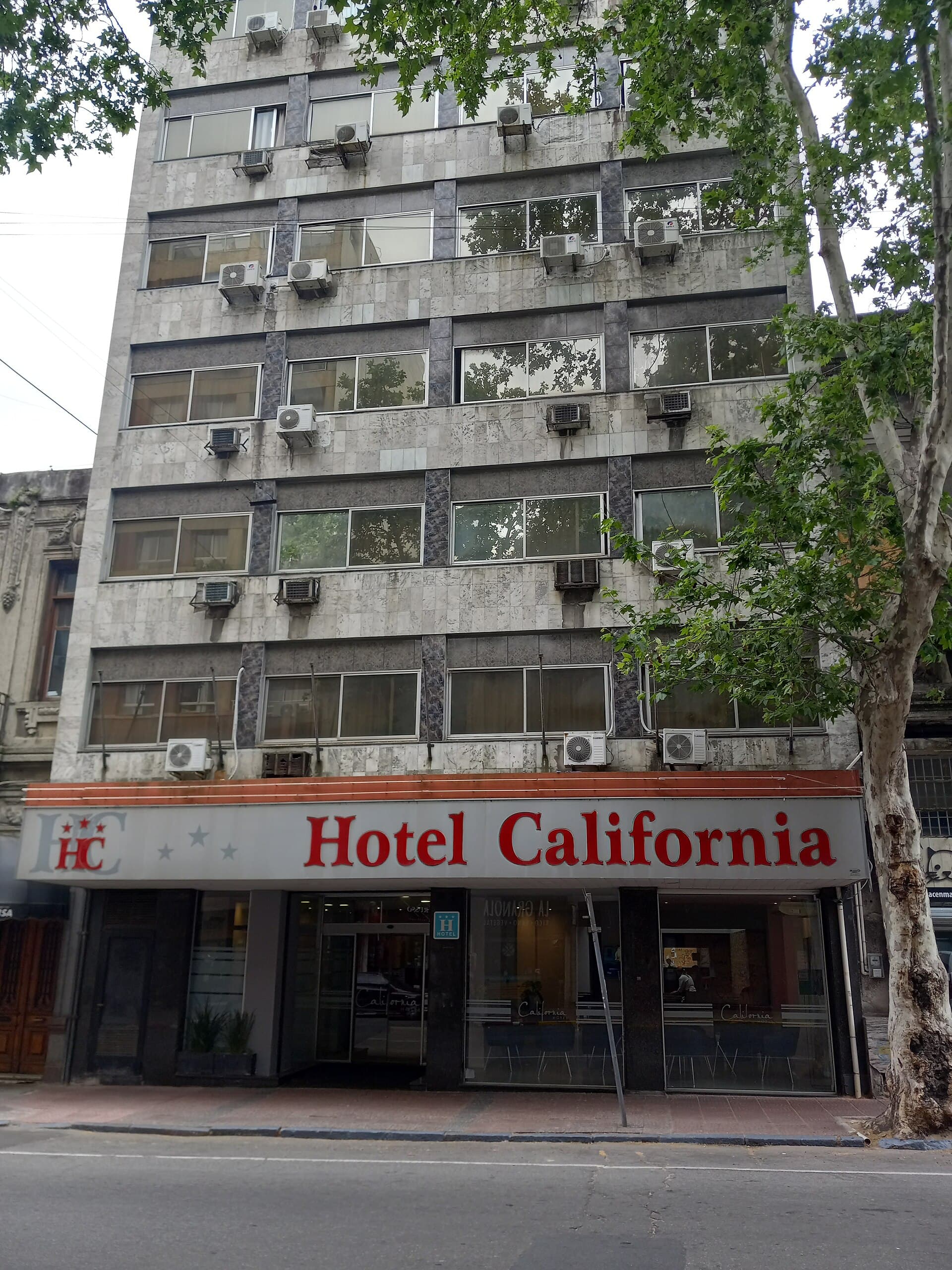 California Hotel (via Wikimedia Commons, CC BY-SA 3.0)