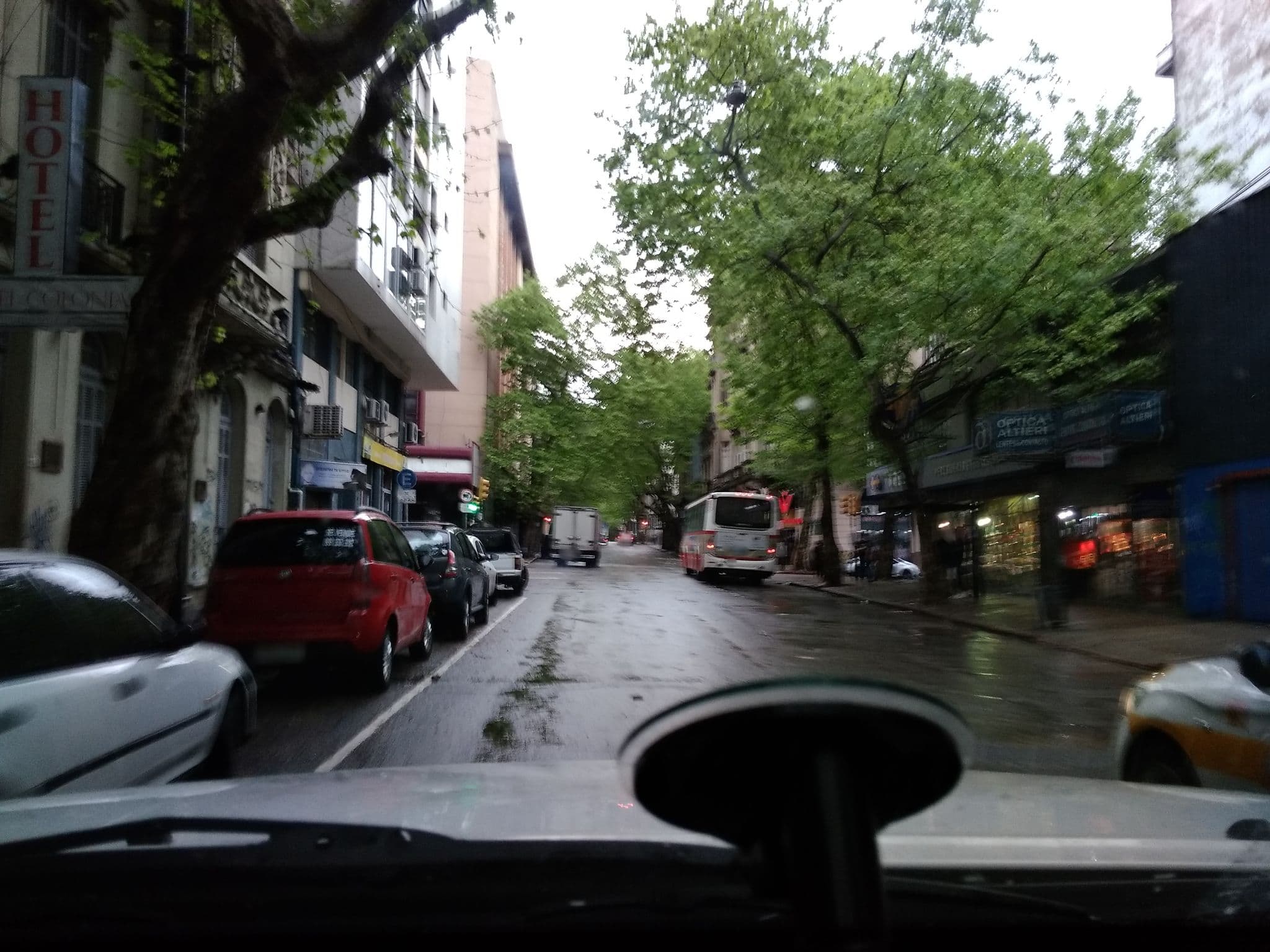 Street view near Hotel Colonia, Montevideo — © viniv (CC BY-SA · Mapillary)