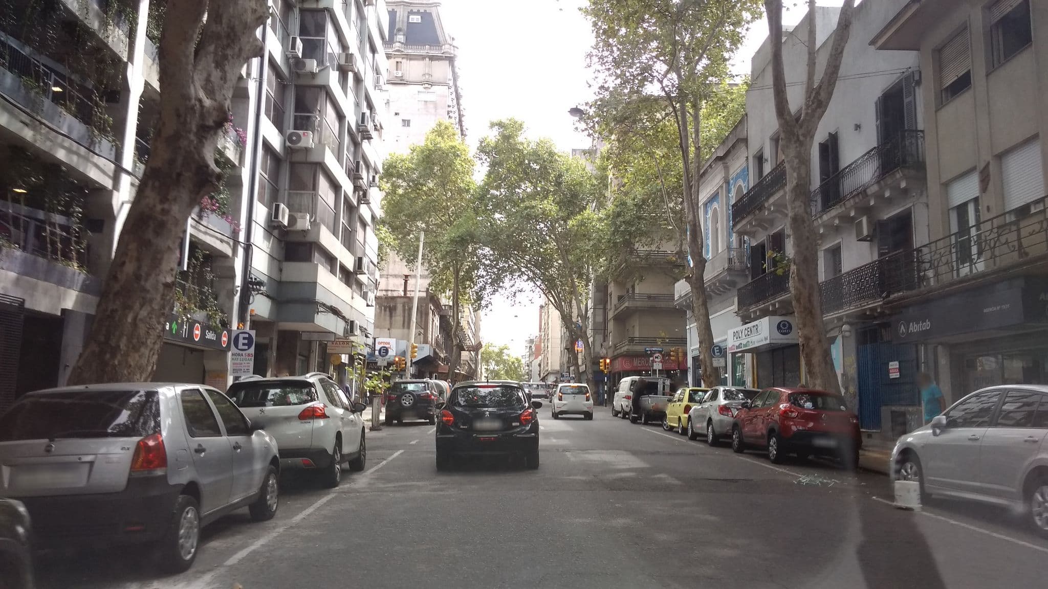 Street view near Hostel Piedra De Afilar, Montevideo — © viniv (CC BY-SA · Mapillary)