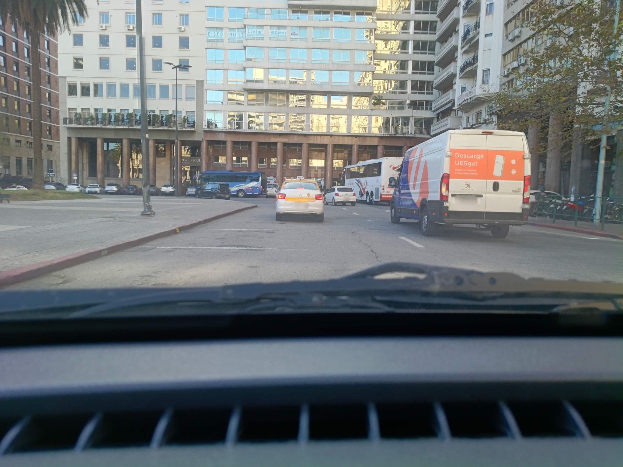 Street view near Palm Beach Plaza, Montevideo — © viniv (CC BY-SA · Mapillary)
