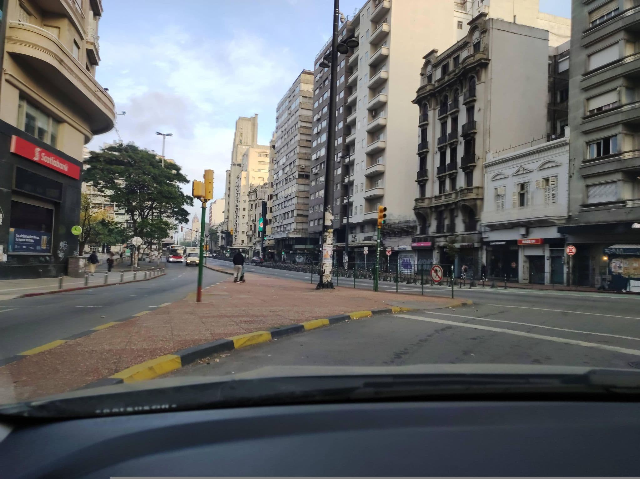 Street view near Acá Me Quedo, Montevideo — © sirgabouy (CC BY-SA · Mapillary)
