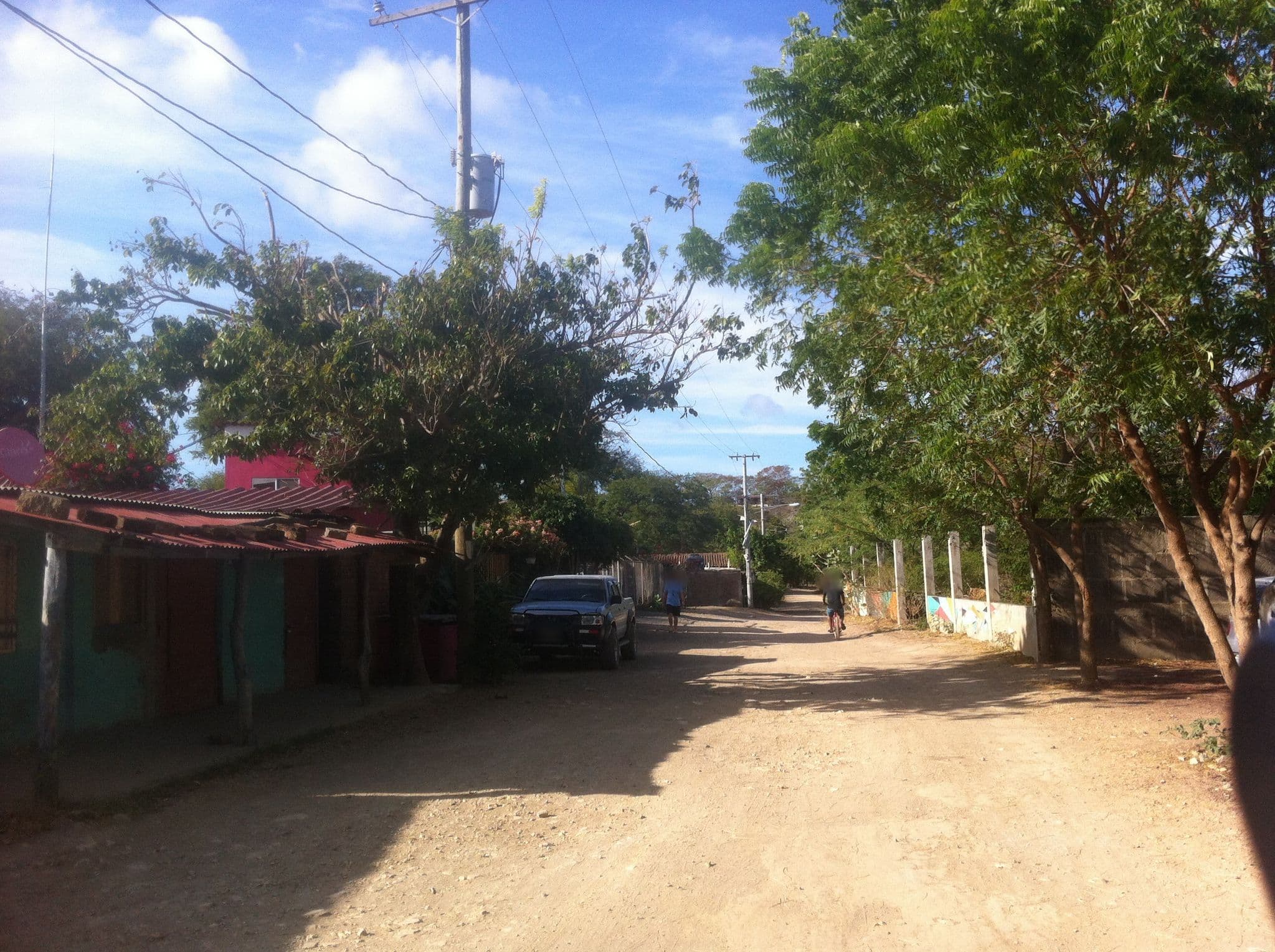 Street view near Dale Dagger's Surf Lodge, Tola — © lumi (CC BY-SA · Mapillary)