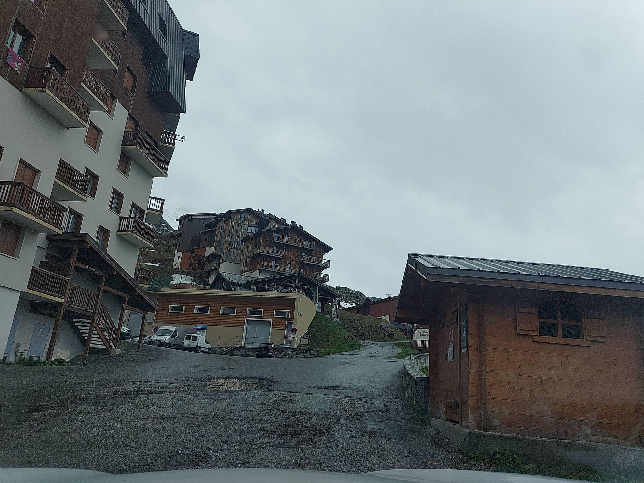 Street view near Le Peclet, Val Thorens