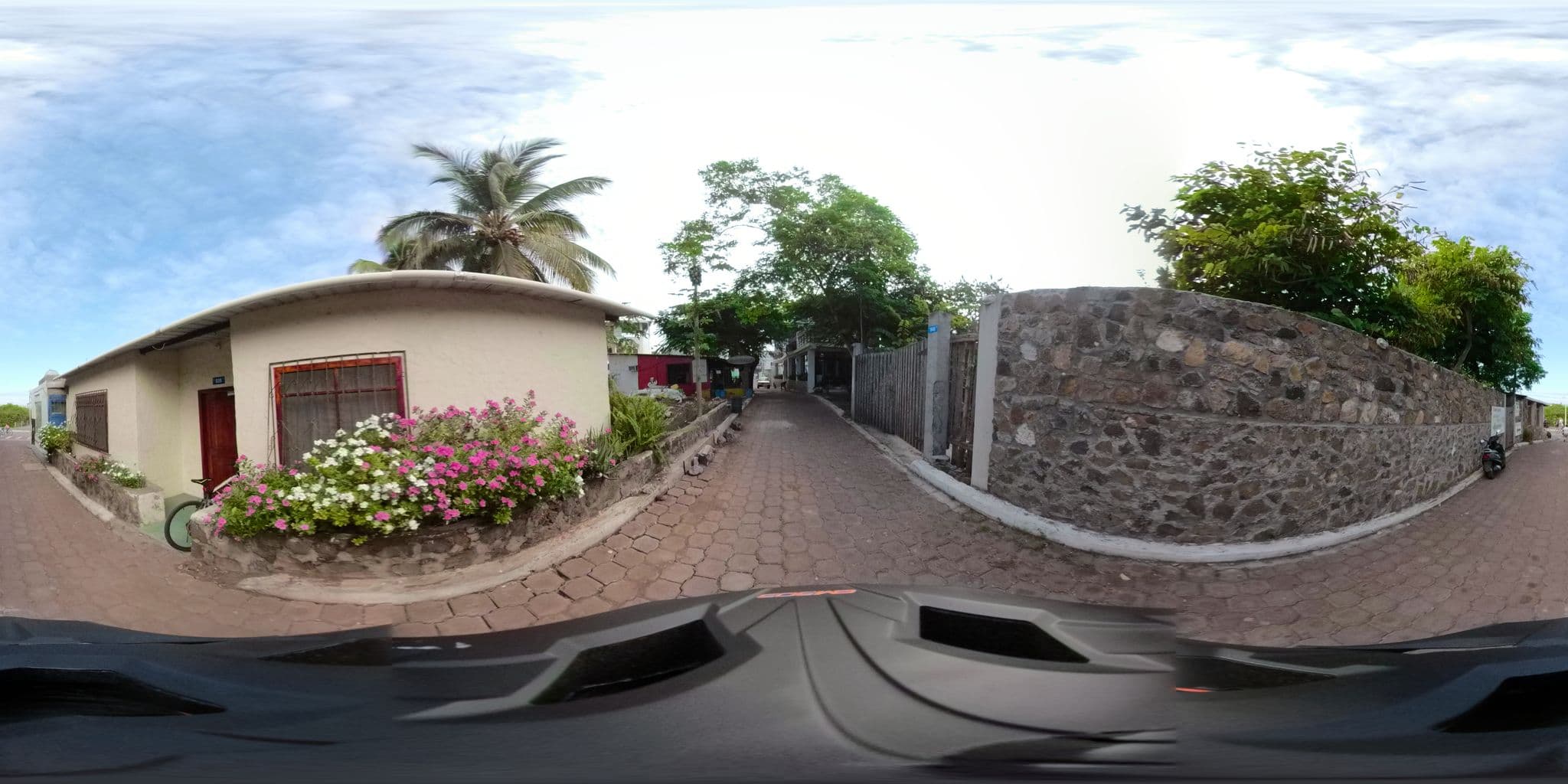 Street view near La Peregrina, Puerto Ayora — © sdanielzer (CC BY-SA · Mapillary)