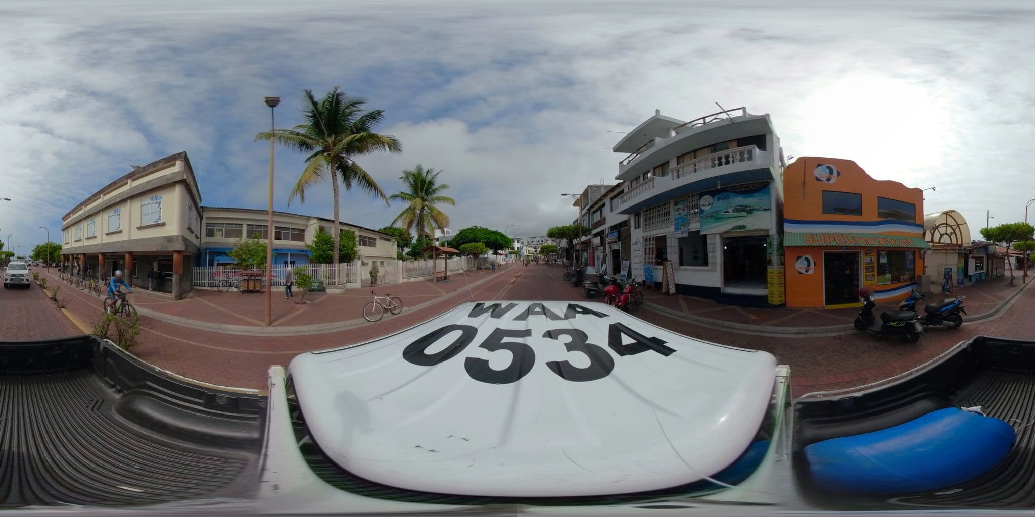 Street view near Hotel Deli, Puerto Ayora — © sdanielzer (CC BY-SA · Mapillary)