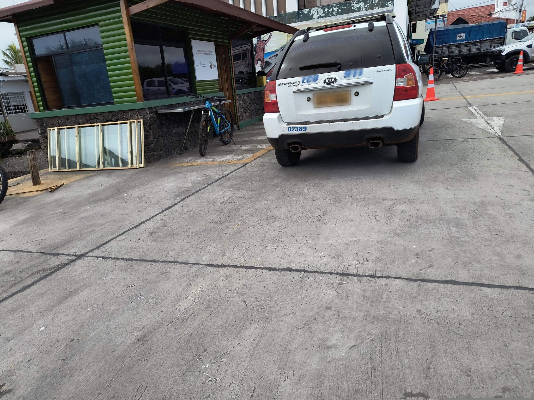 Street view near La Jungla Hostal, Puerto Ayora — © mapeadora (CC BY-SA · Mapillary)
