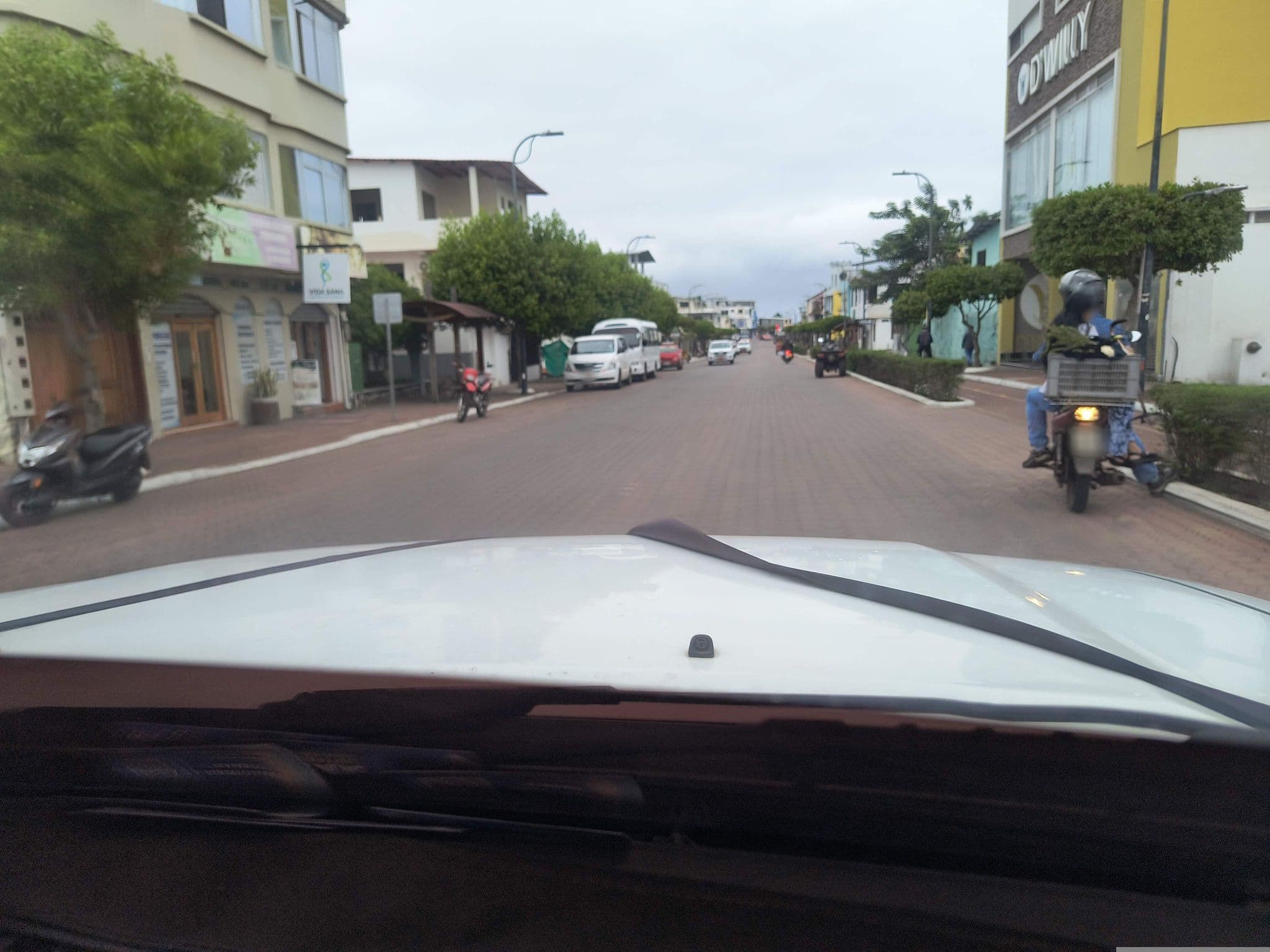 Street view near La Casa de Jhordy, Puerto Ayora — © mapeadora (CC BY-SA · Mapillary)