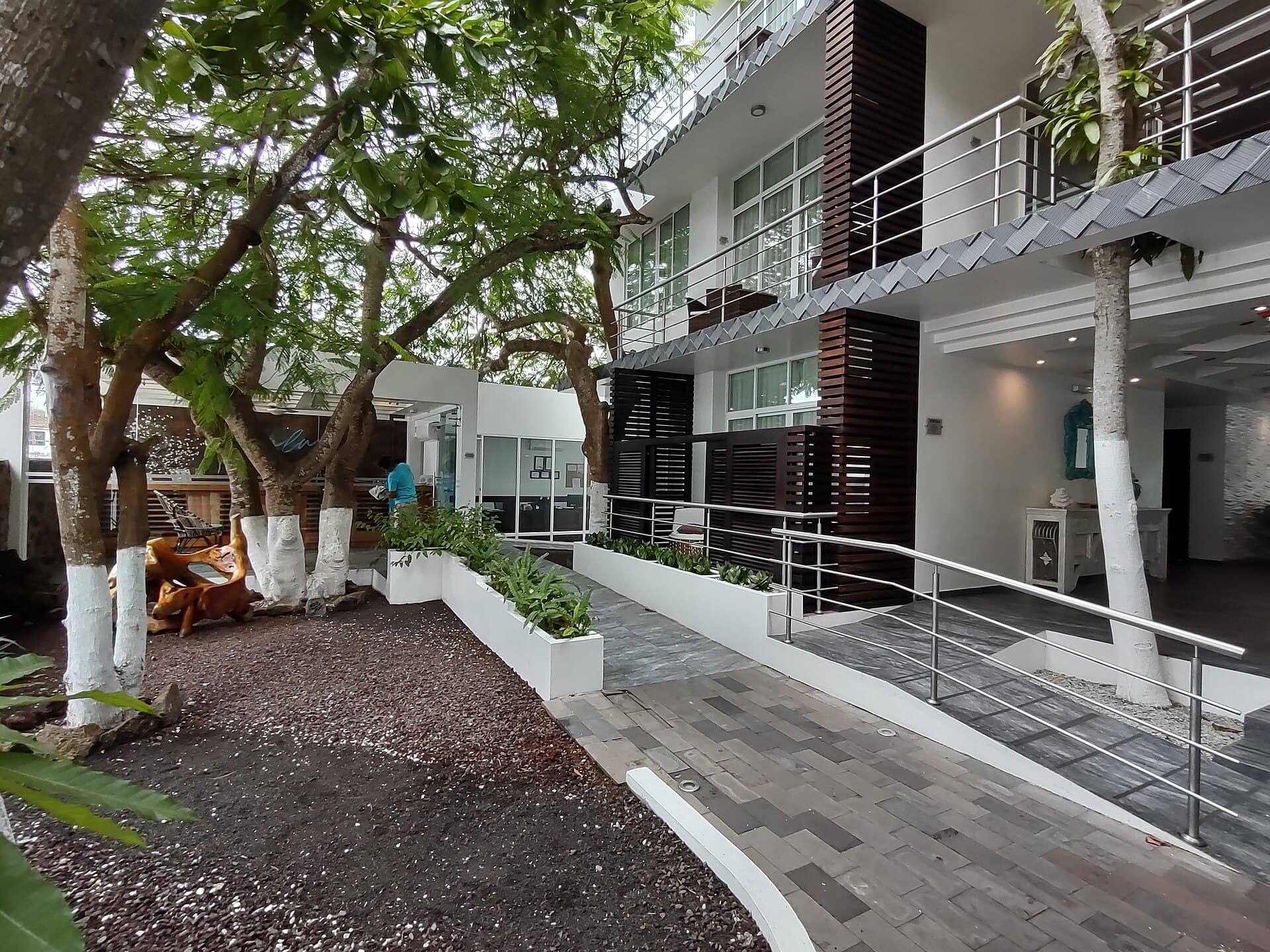 Ikala Galapagos Hotel (via Wikimedia Commons, CC BY-SA 4.0)