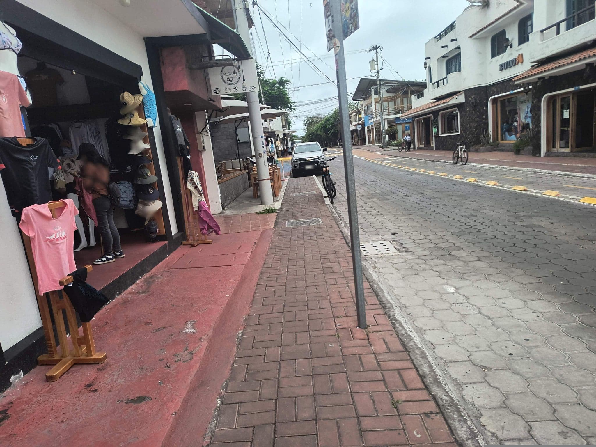 Street view near Hostal Galapagos Morning Glory, Puerto Ayora — © mapeadora (CC BY-SA · Mapillary)