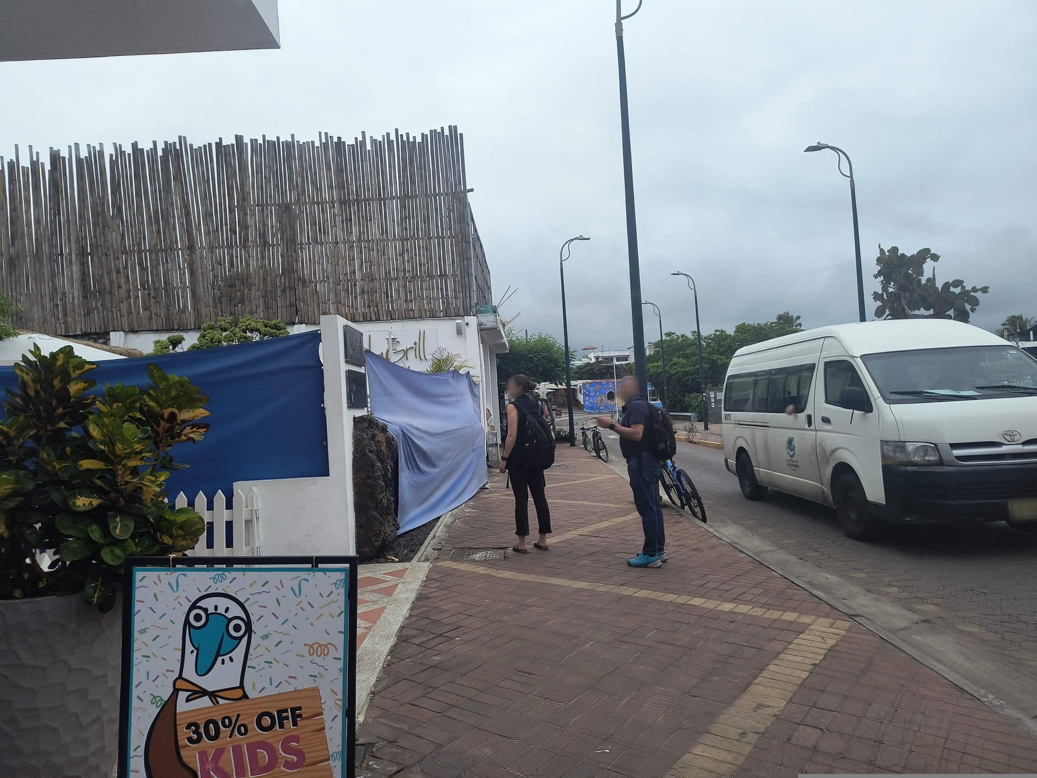 Street view near Plaza Luna Suites, Puerto Ayora — © mapeadora (CC BY-SA · Mapillary)