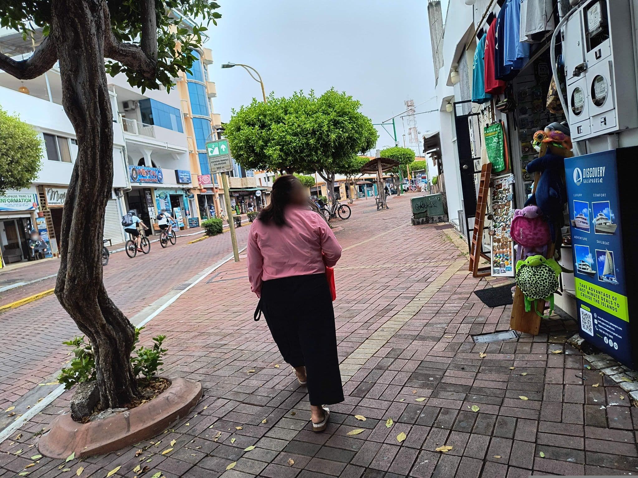 Street view near Hotel Castro, Puerto Ayora — © mapeadora (CC BY-SA · Mapillary)