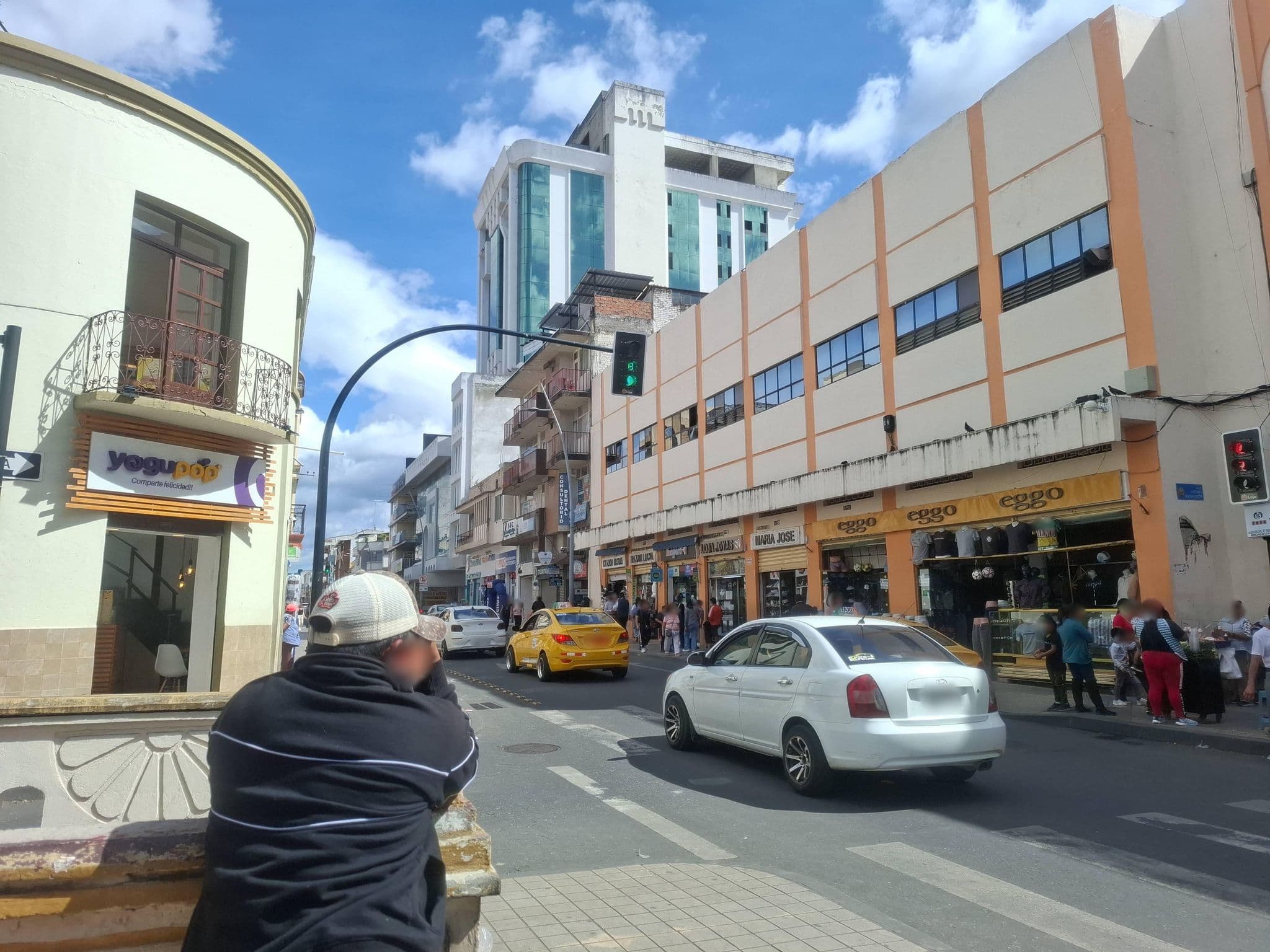 Street view near Hotel Internacional, Loja — © anacristinac04 (CC BY-SA · Mapillary)