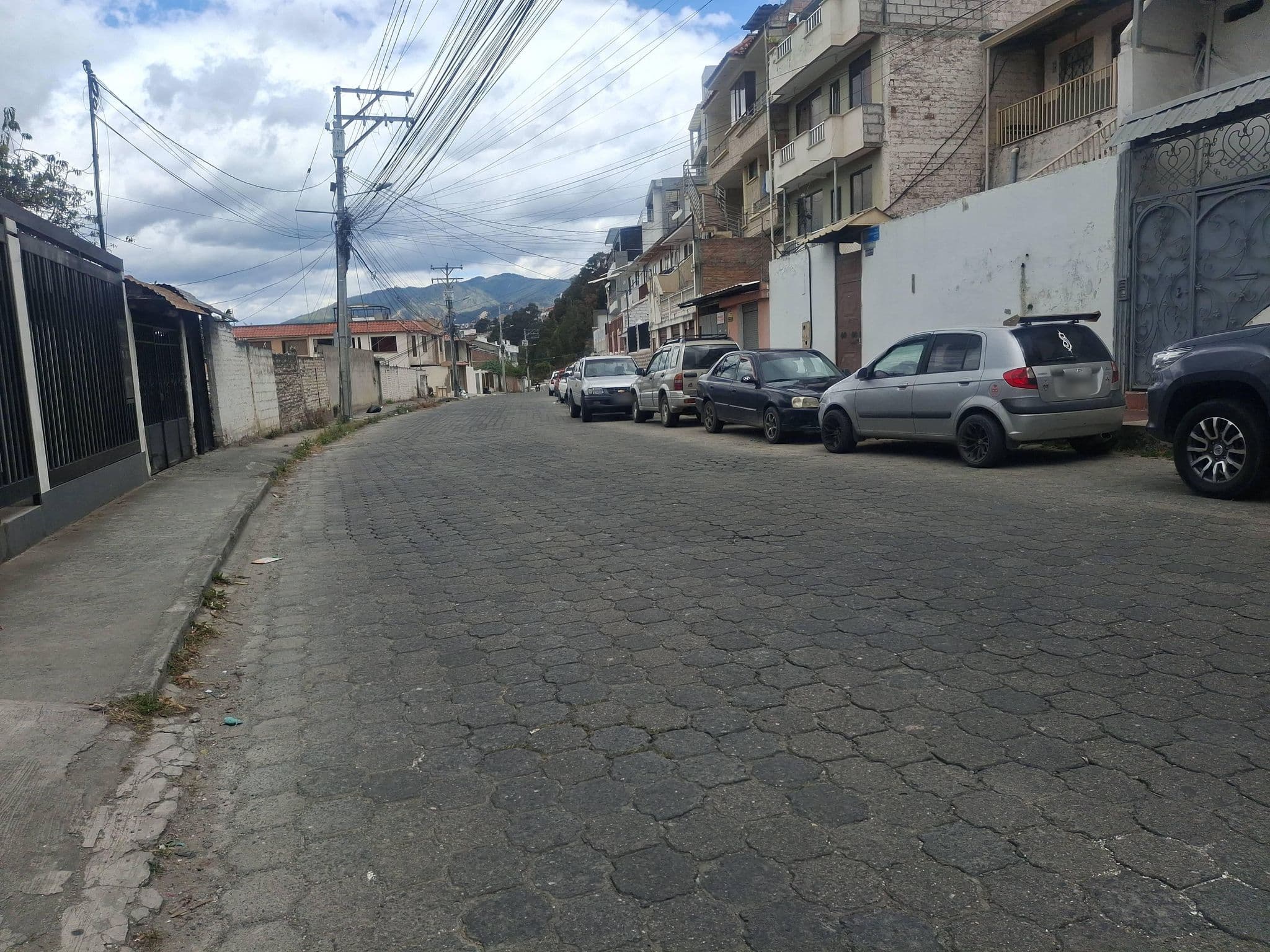Street view near Hotel Libertador, Loja — © ginatapia20 (CC BY-SA · Mapillary)