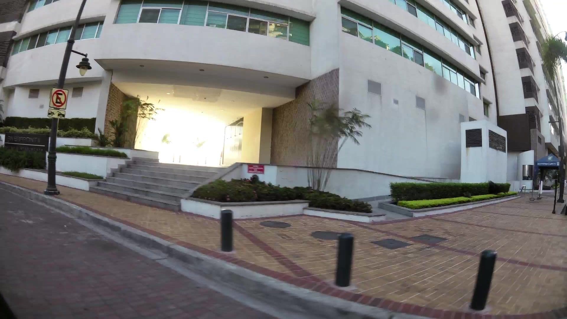Street view near Puerto Santa Ana, Guayaquil — © kaartcam (CC BY-SA · Mapillary)
