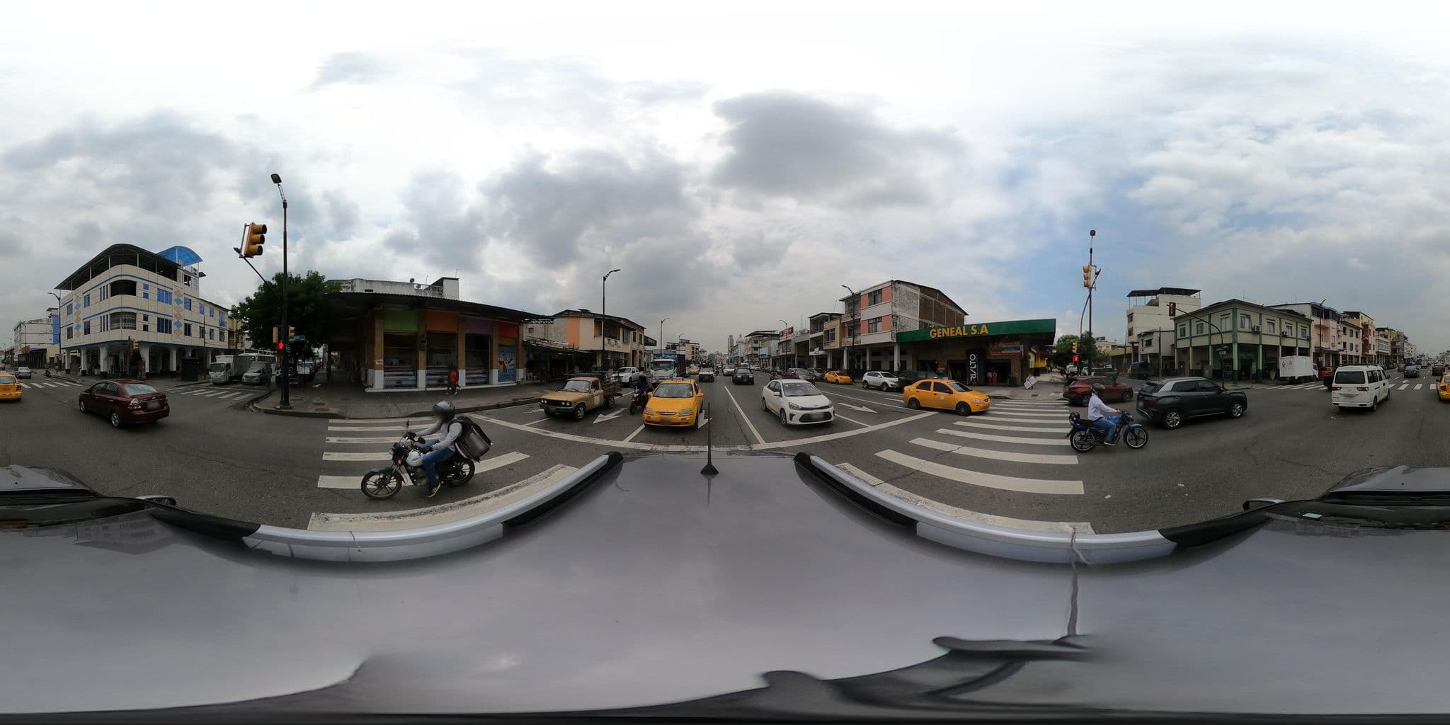 Street view near Hotel Leo, Guayaquil — © kaart_2 (CC BY-SA · Mapillary)
