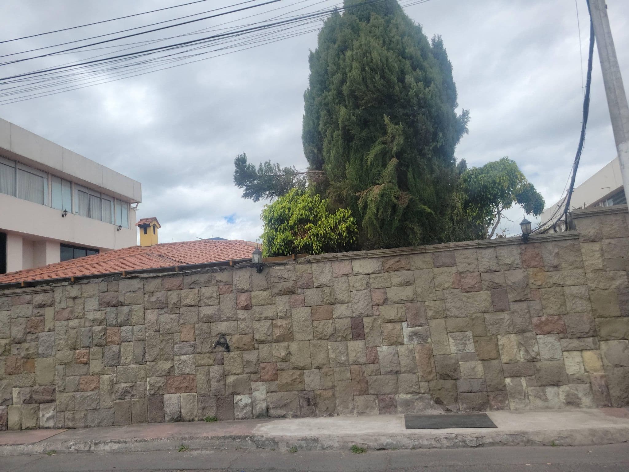 Street view near Hotel La Colina de Rio, Riobamba — © snoboa (CC BY-SA · Mapillary)