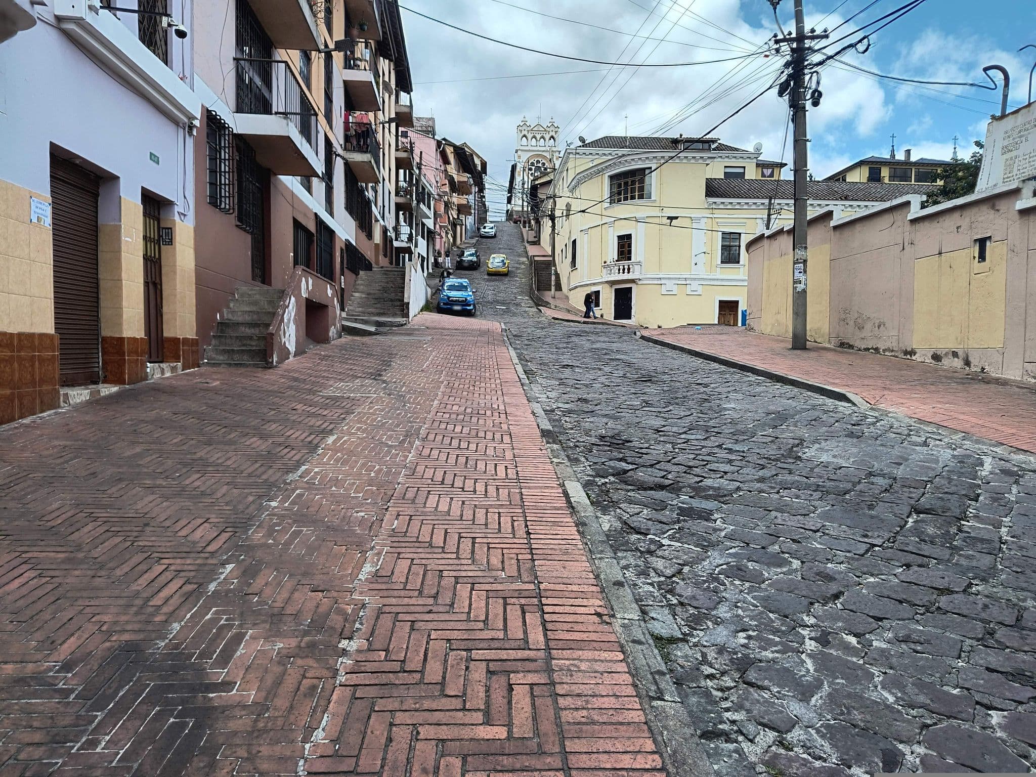 Street view near Hotel Casa Ecuatreasures Centro Historico, Quito — © mapeadora (CC BY-SA · Mapillary)