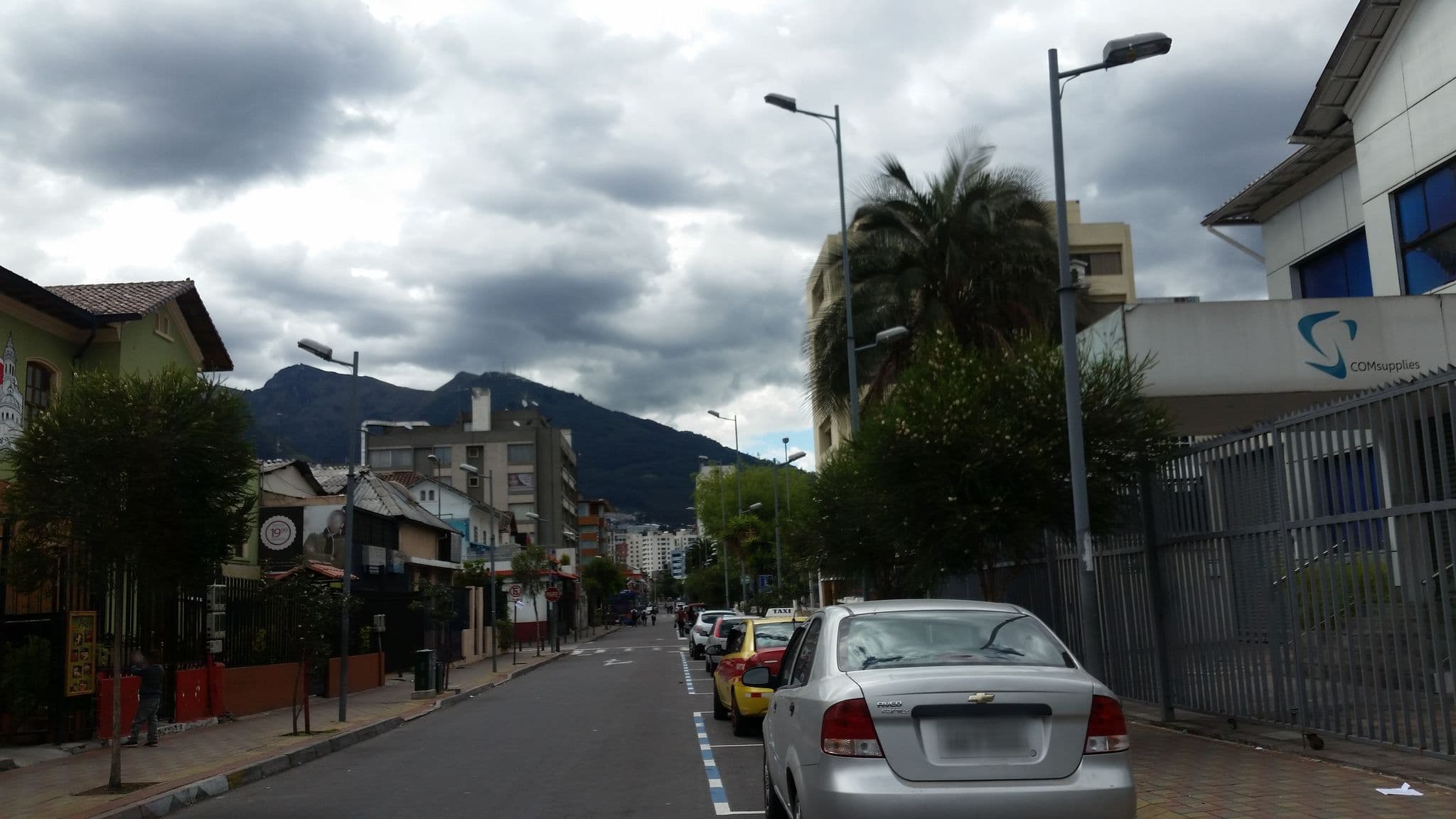 Street view near Hostal Del Piamonte, Quito — © ejegg (CC BY-SA · Mapillary)