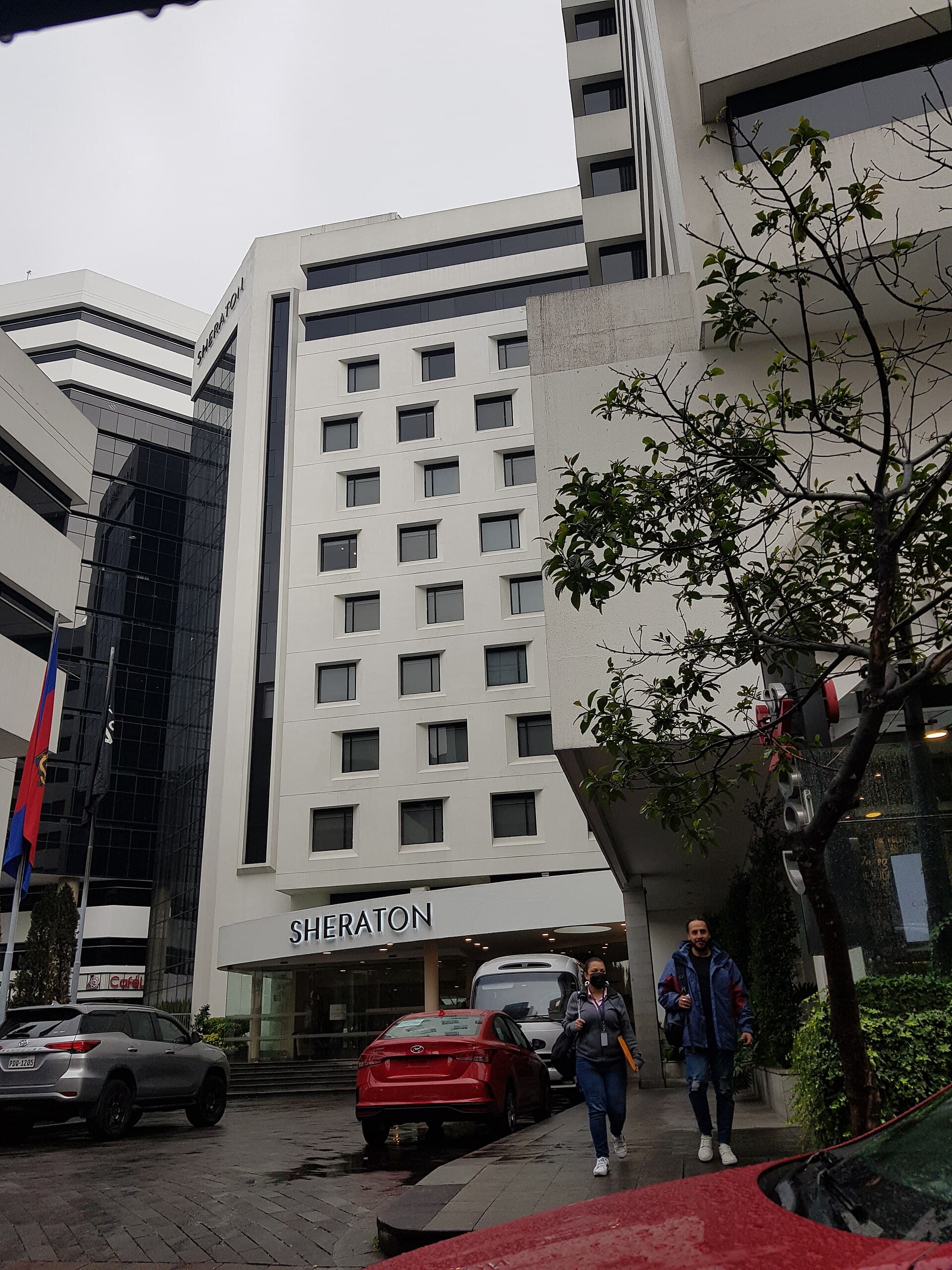 Sheraton Quito Hotel (via Wikimedia Commons, CC BY-SA 3.0)
