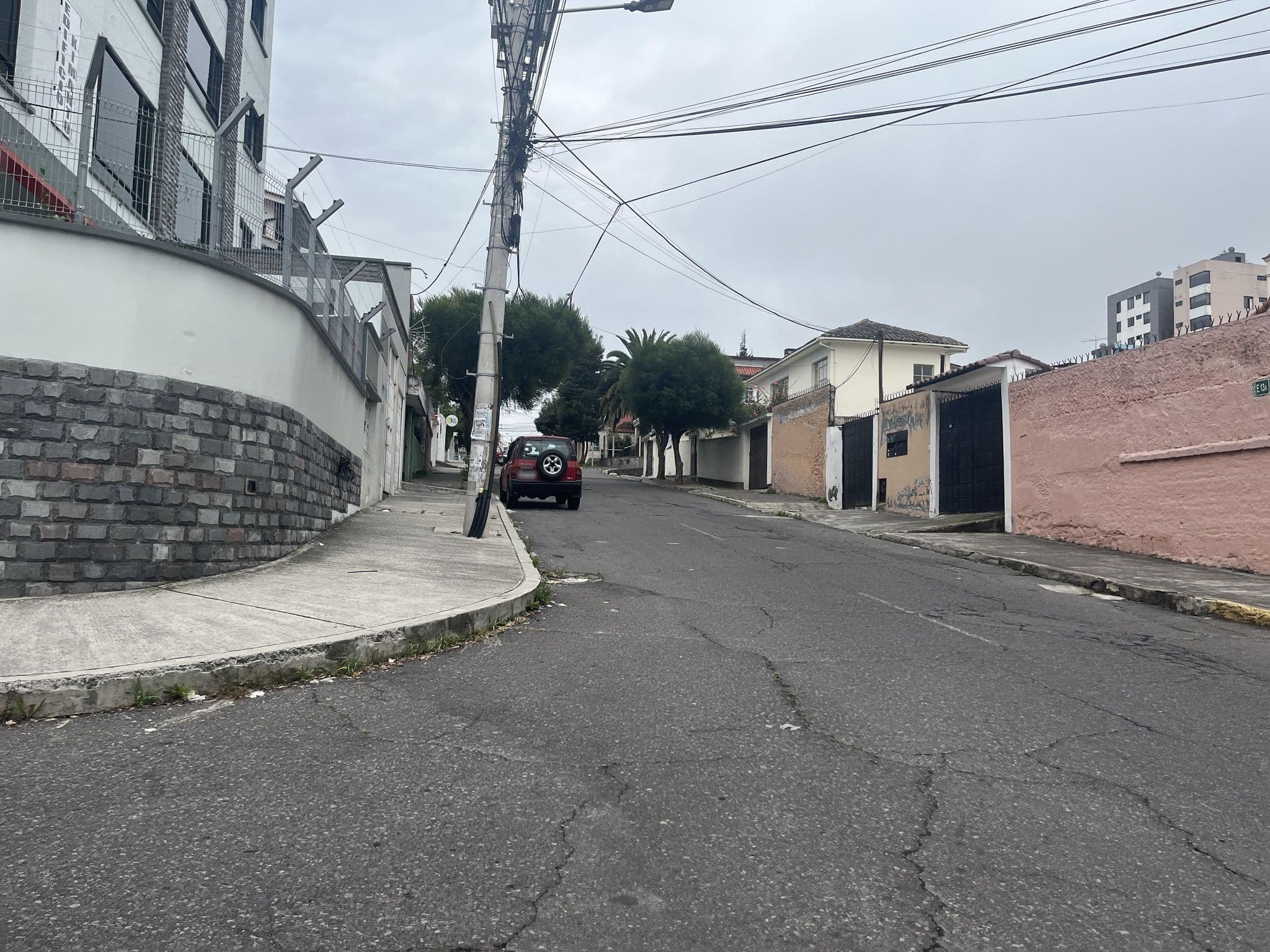 Street view near Hotel Casa Quito (la floresta), Quito — © MayaLovo (CC BY-SA · Mapillary)