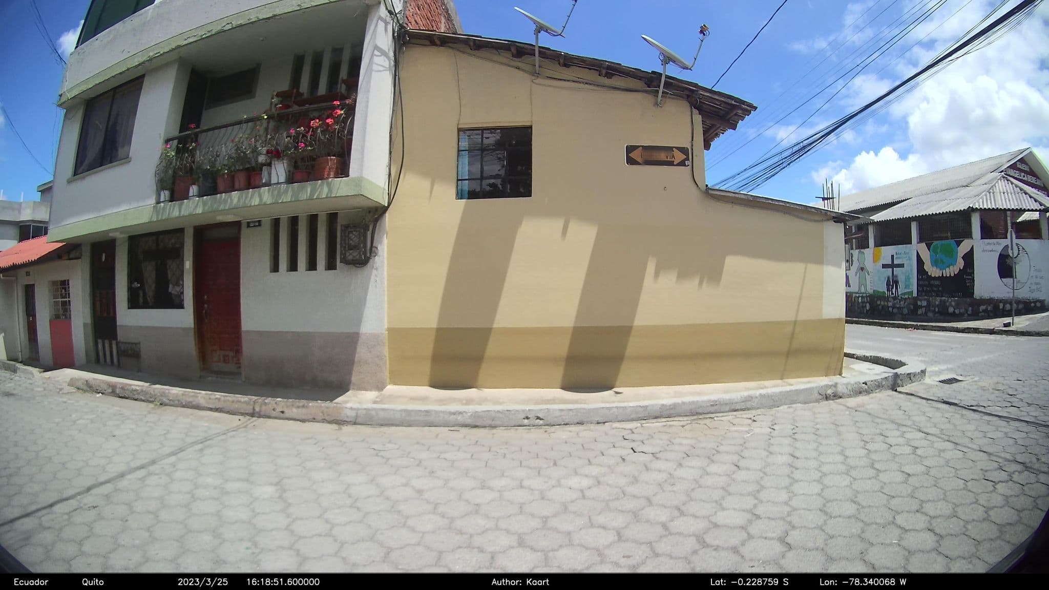 Street view near Hostal la Dicha, Oyambarillo — © kaart_2 (CC BY-SA · Mapillary)