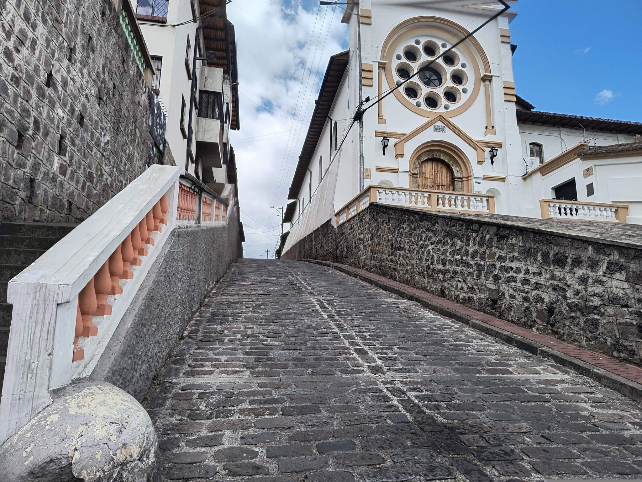 Street view near Hostal B&B Huanacauri, Quito — © mapeadora (CC BY-SA · Mapillary)