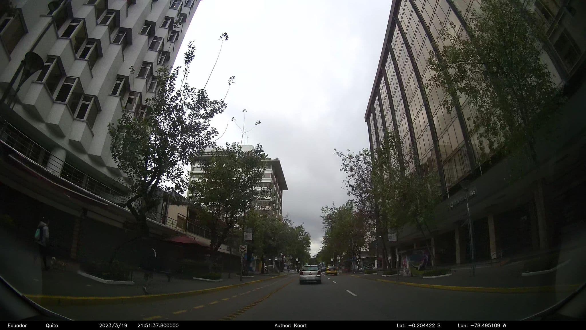 Street view near Mercure Grand Hotel Alameda, Quito — © kaart_2 (CC BY-SA · Mapillary)