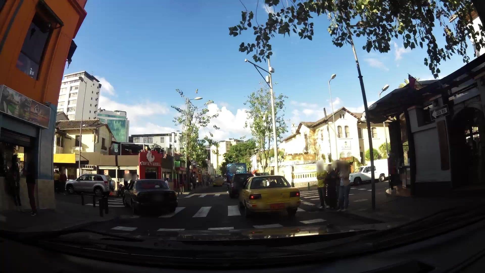 Street view near Crossroads Cafe & Hostal, Quito — © kaartcam (CC BY-SA · Mapillary)