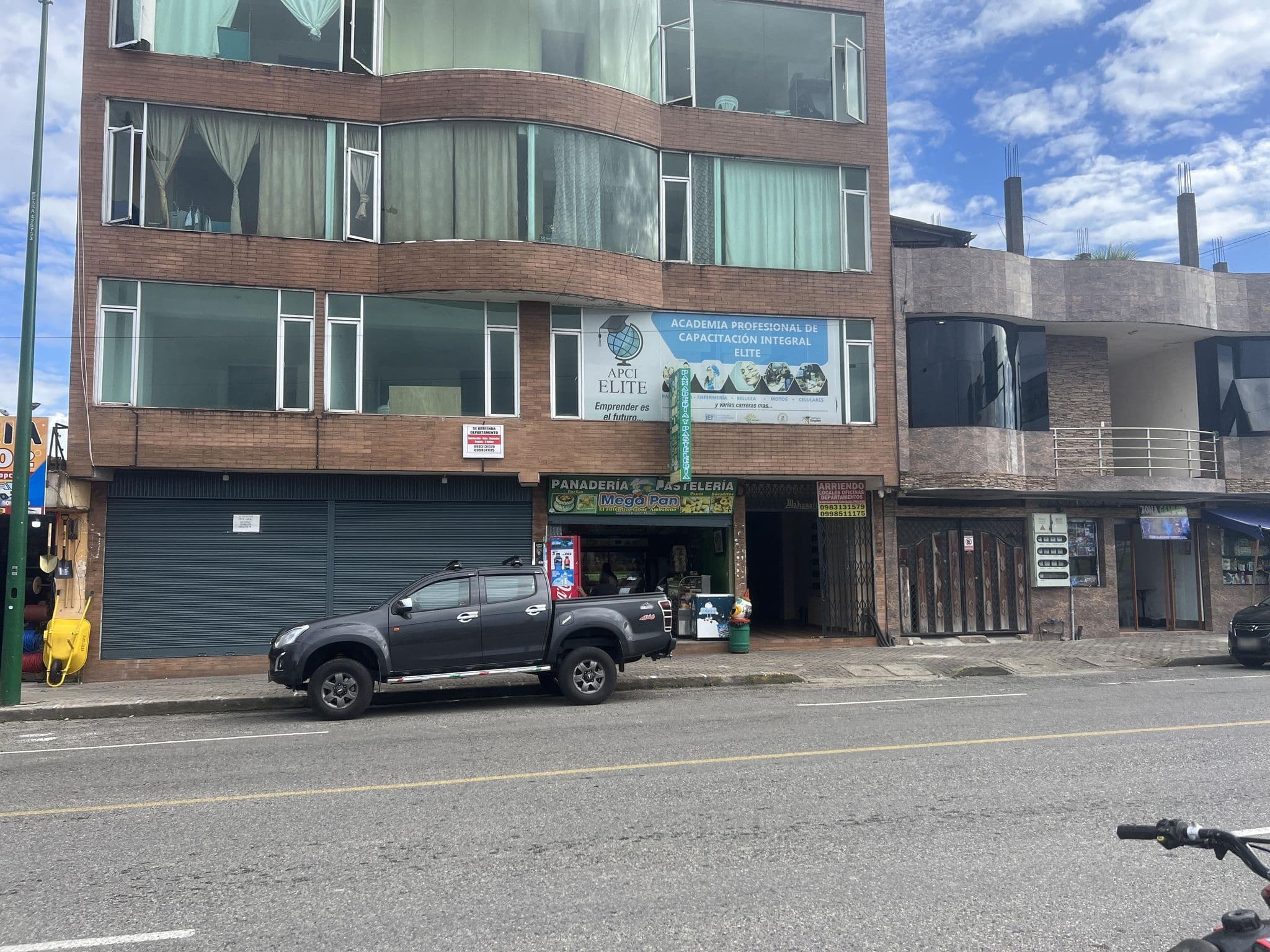 Street view near Hostería los helechos, Tena — © angiec7 (CC BY-SA · Mapillary)