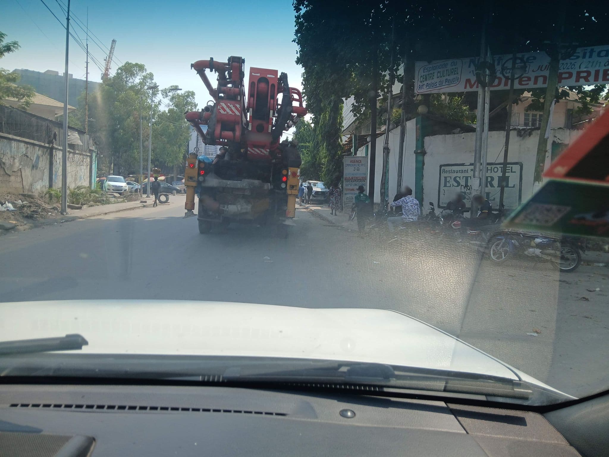 Street view near Estoril Hotel, Kinshasa — © Jeraks (CC BY-SA · Mapillary)