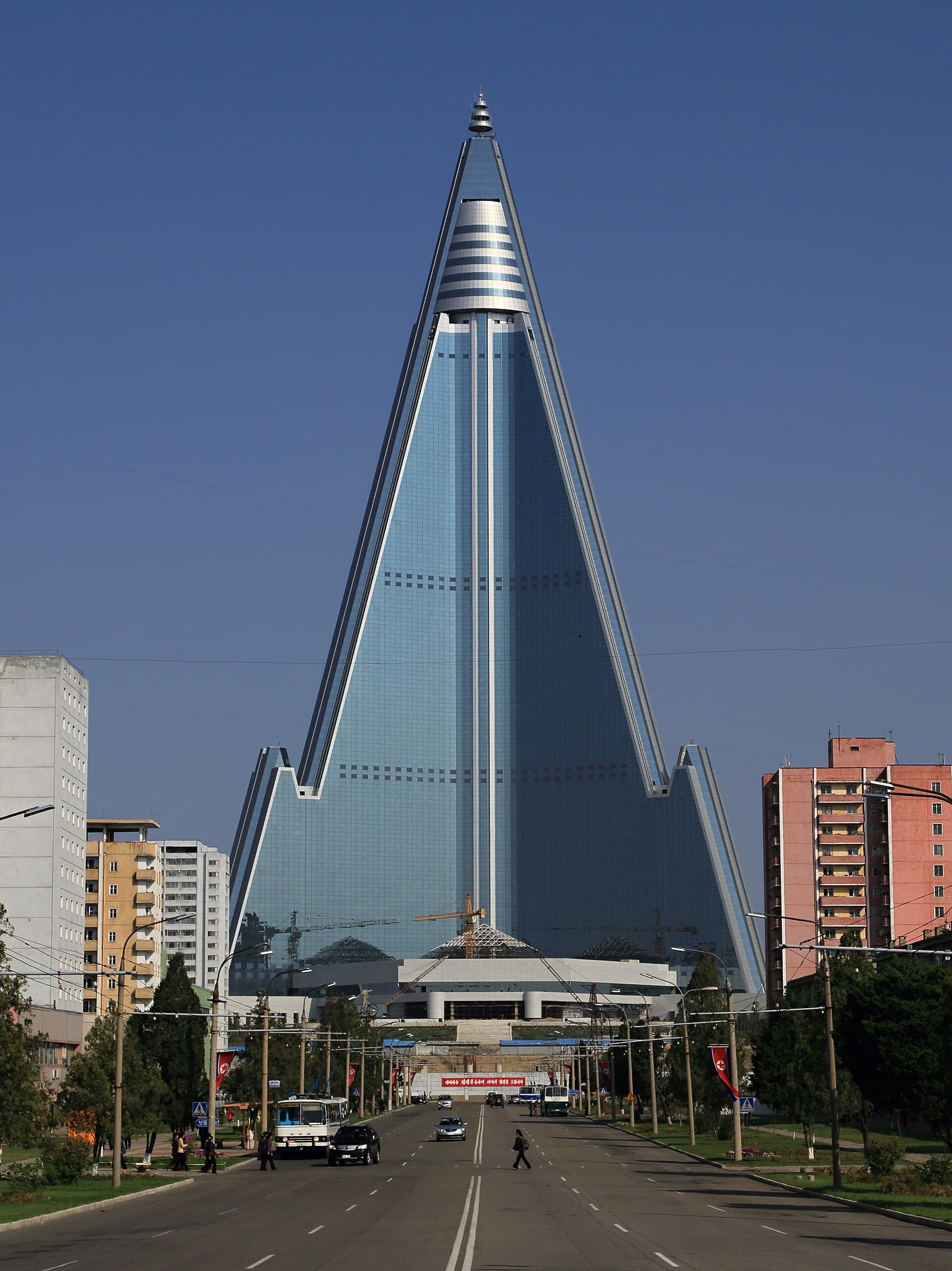 류경호텔 (Ryugyong Hotel) (via Wikimedia Commons, CC BY-SA 3.0)