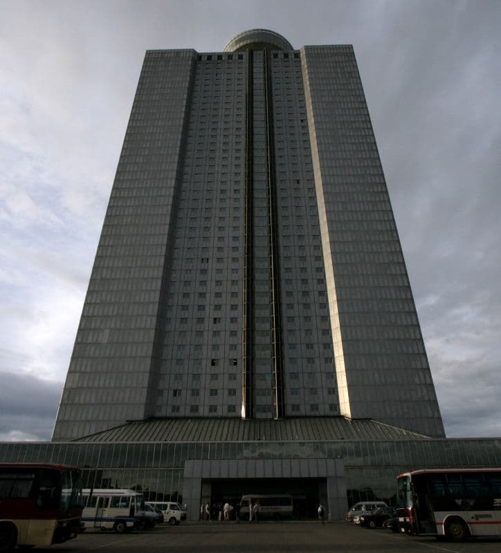 양각도 국제 호텔 (Yanggakdo International Hotel) (via Wikimedia Commons, CC BY 2.5)