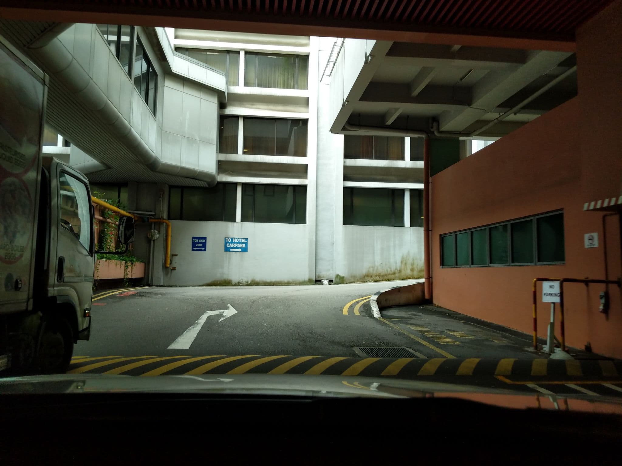 Street view near royal plaza on scotts #525, Newton — © nich (CC BY-SA · Mapillary)