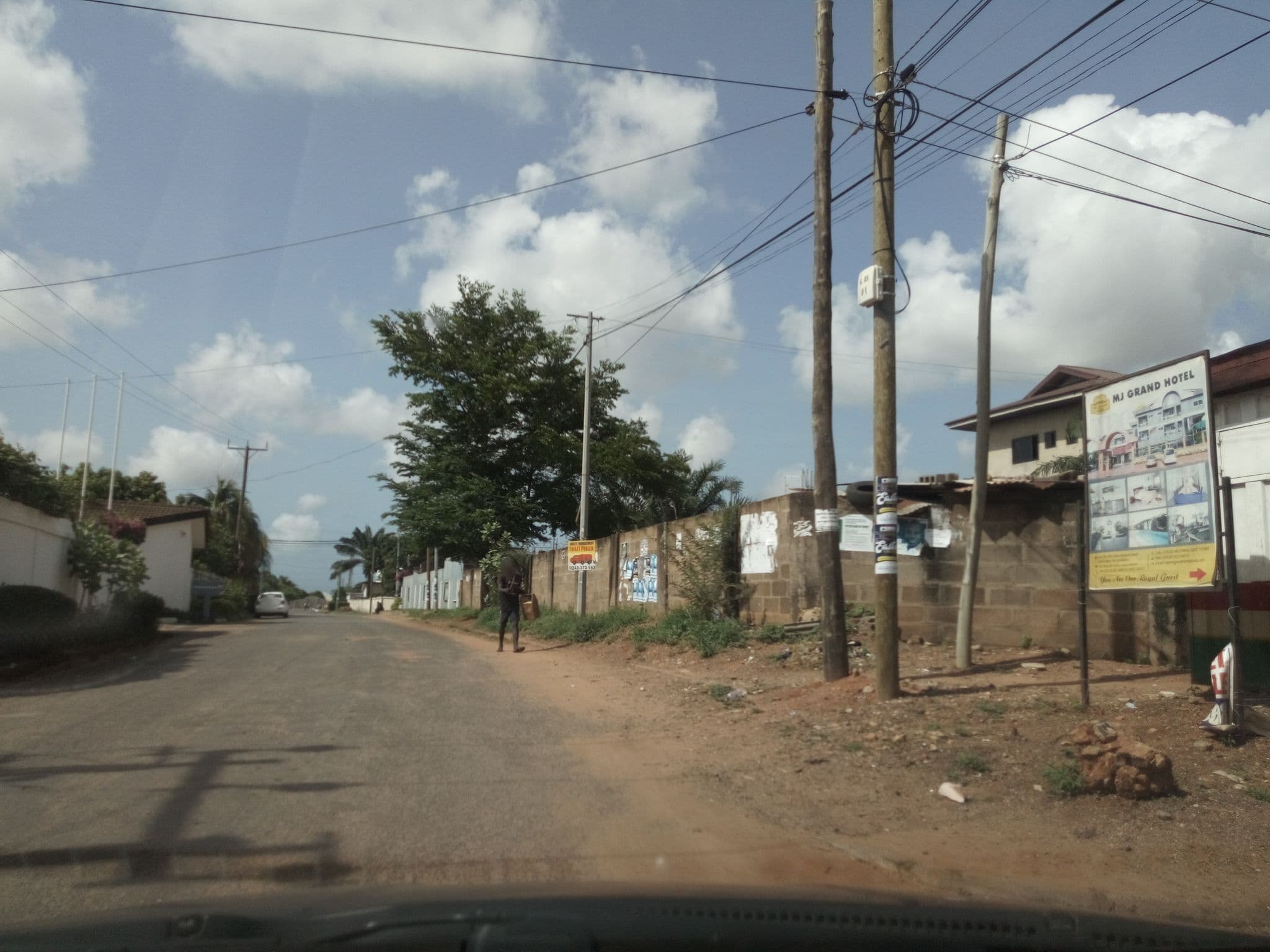 Street view near Eastgate Hotel, Medina Estates — © yaa2darko (CC BY-SA · Mapillary)