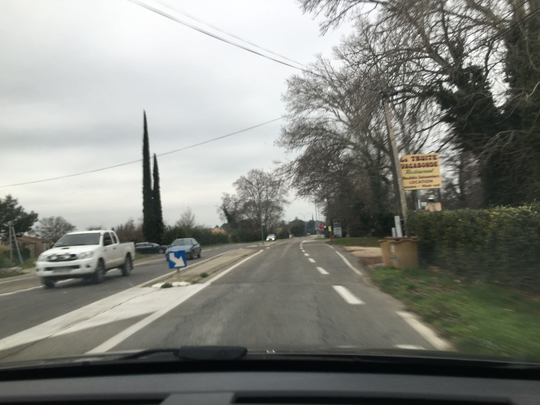 Street view near La Truite Vagabonde, L'Isle-sur-la-Sorgue — © mickael_v (CC BY-SA · Mapillary)